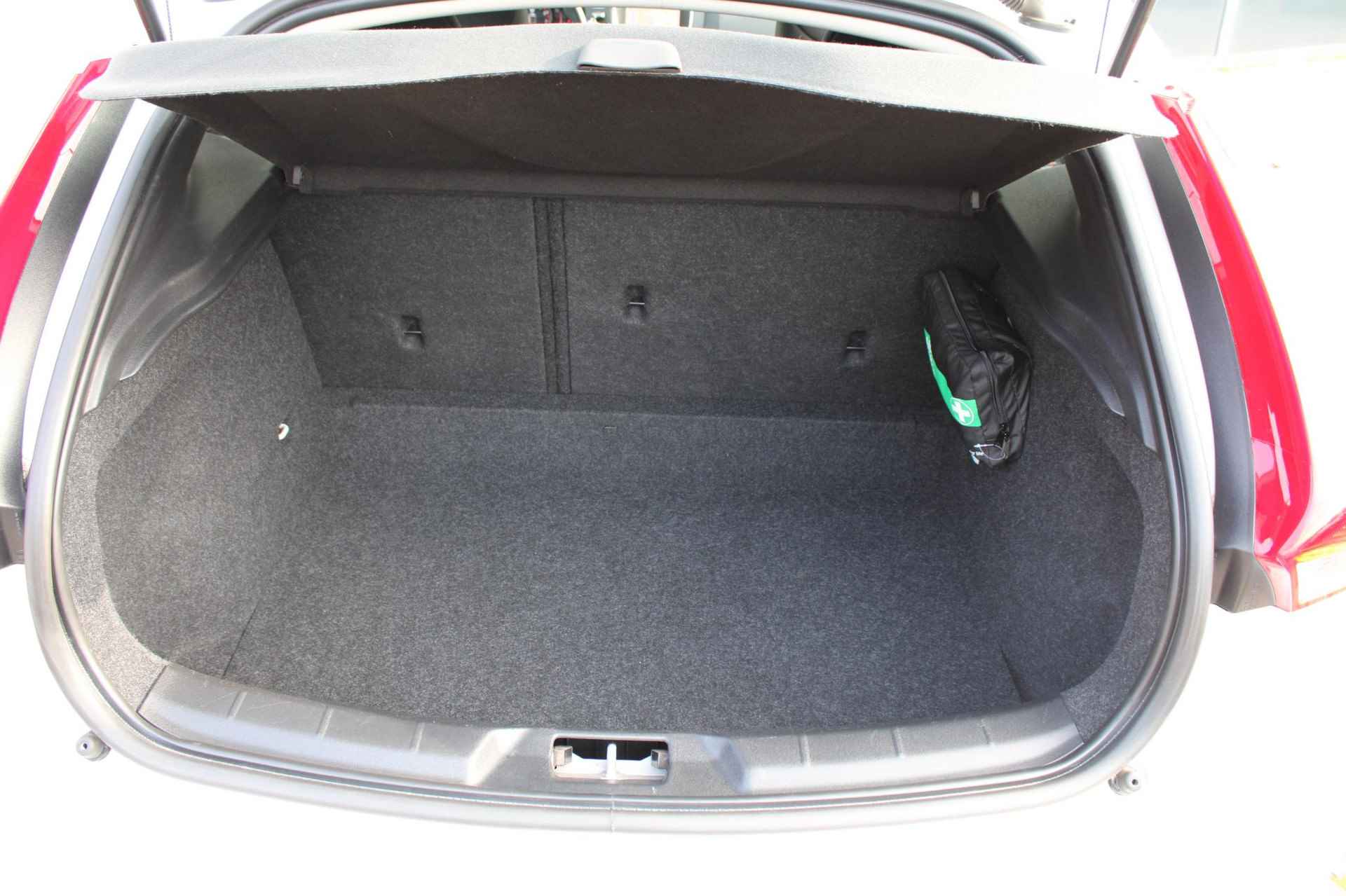 Volvo V40 T2 Automaat Polar+ | Full map Navigatie|Park Assist achter| Electronic Climate Control| Regensensor| Volvo on Call| Verwarmbare voorstoelen. - 21/24