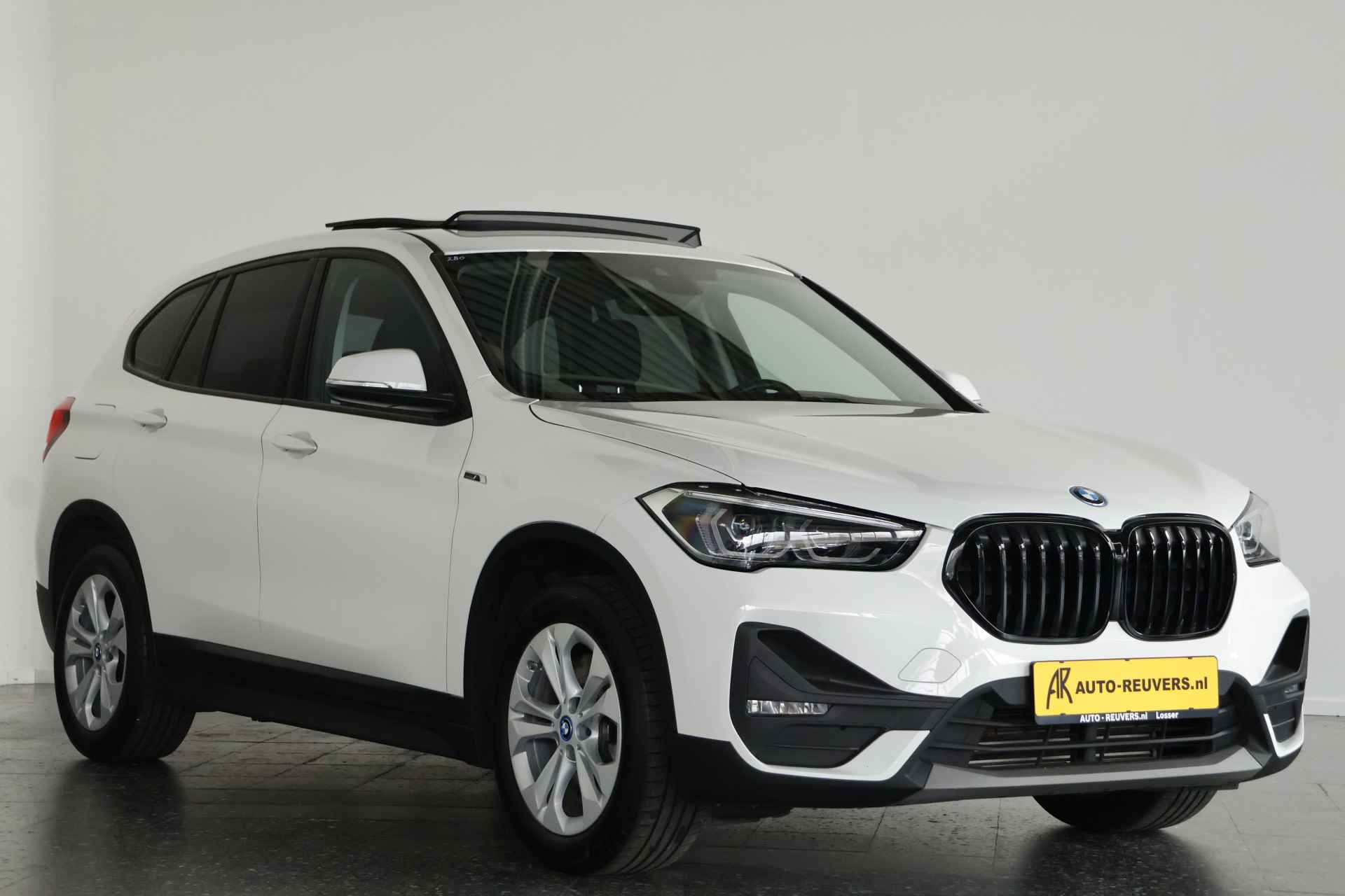 BMW X1 xDrive25e Panorama / Opendak / LED / Navi / Cruisecontrol - 4/32