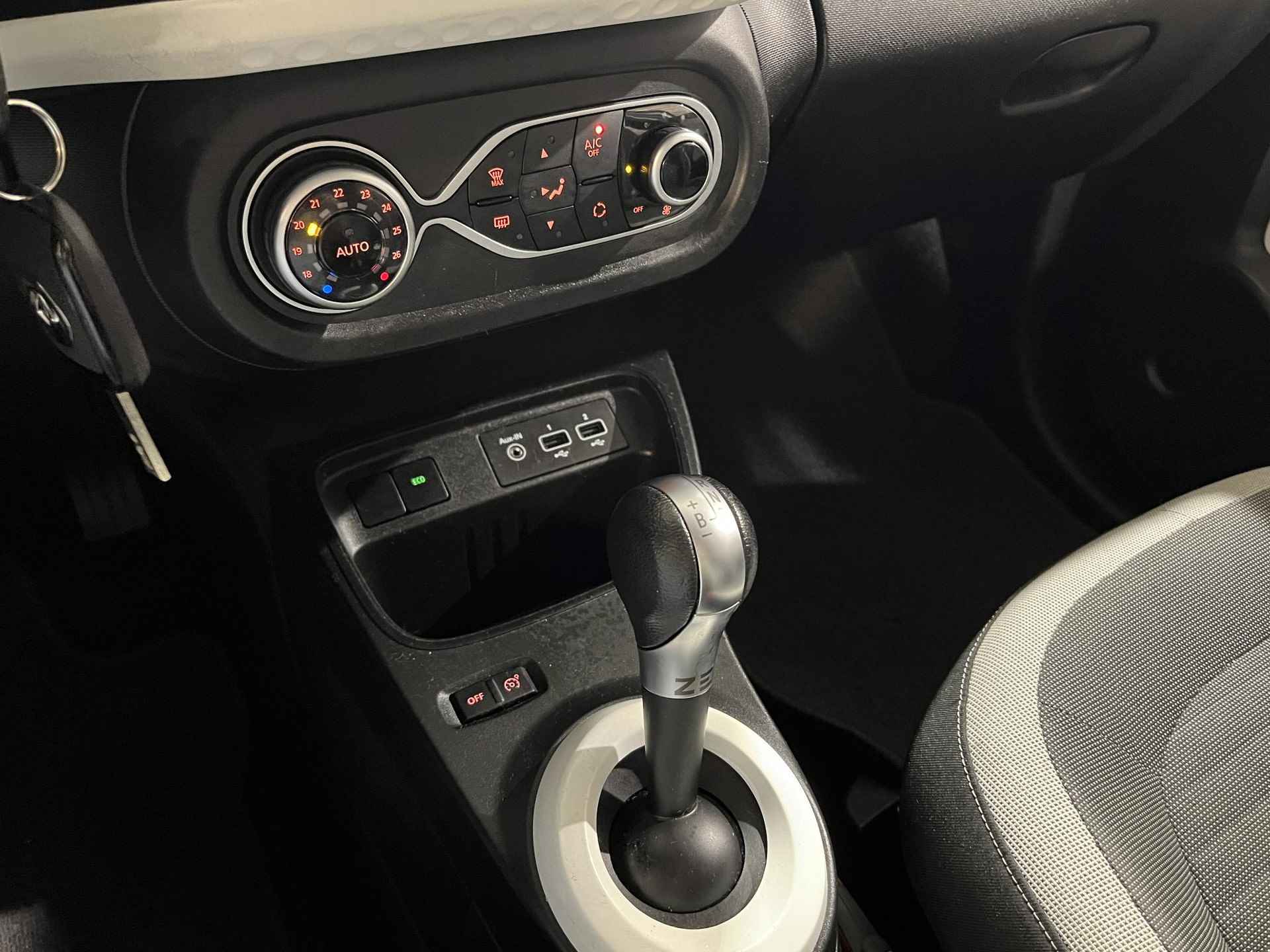 Renault Twingo Z.E. R80 Collection Automaat | Navi | Climate Control | Licht & Regen Sensor | Apple CarPlay/Android Auto | Elektrische Ramen & Spiegels | - 28/31