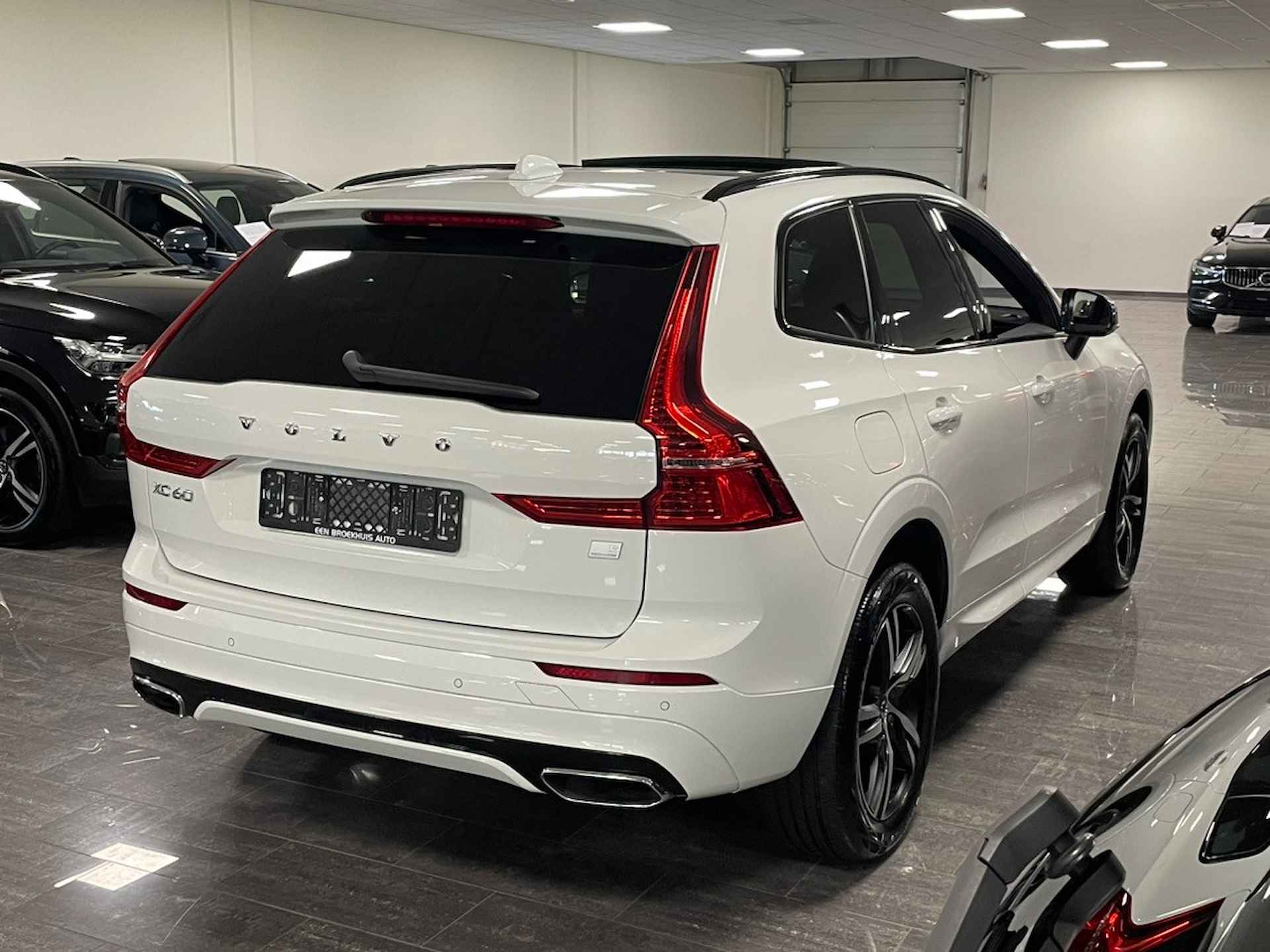 Volvo XC60 T6 AWD Recharge R-Design | Trekhaak | Stoel en Stuurwielverwarming | Parkeercamera | BLIS Dode Hoek Detectie | Bestuurdersstoel - 3/27