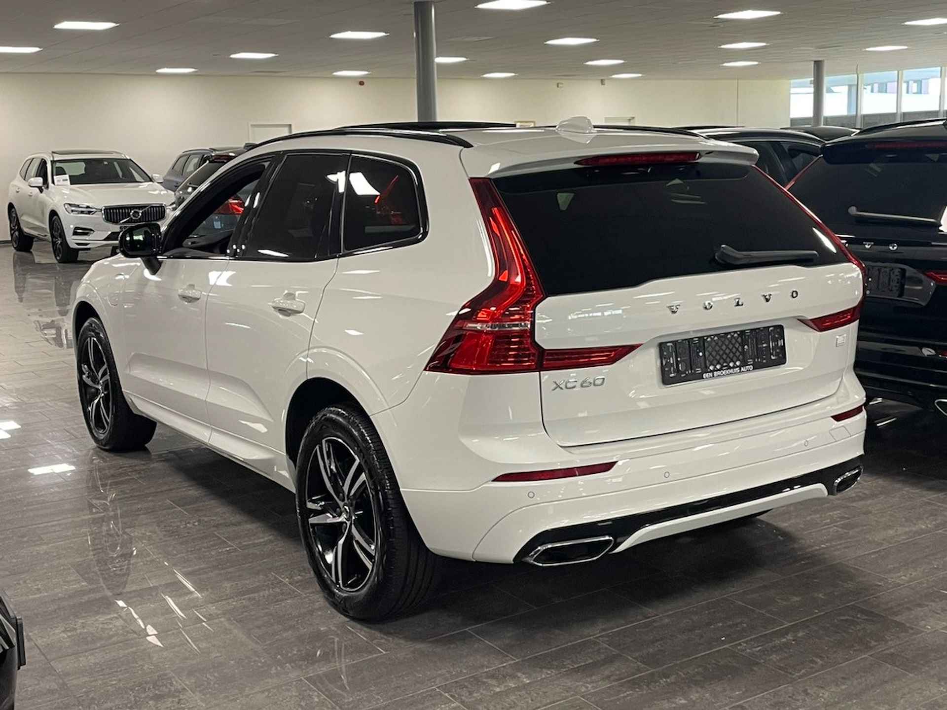 Volvo XC60 T6 AWD Recharge R-Design | Trekhaak | Stoel en Stuurwielverwarming | Parkeercamera | BLIS Dode Hoek Detectie | Bestuurdersstoel - 4/27