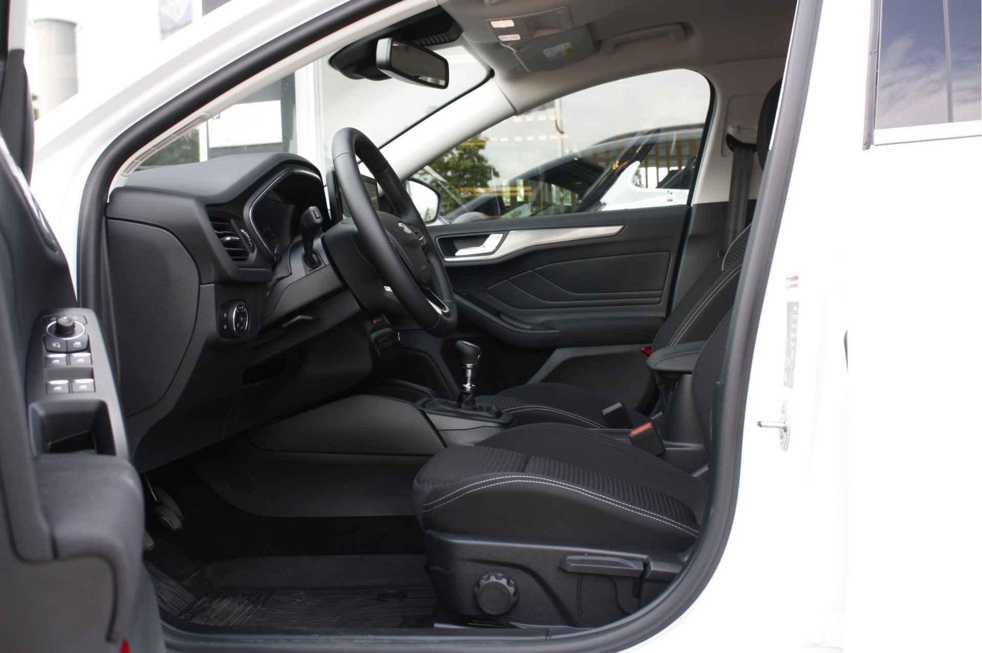 Ford FOCUS Wagon 1.0 EcoBoost Hybrid | Verwarmde stoelen, voorruit en stuurwiel | Camera | Apple carplay/ Android auto | Getint glas | - 12/45