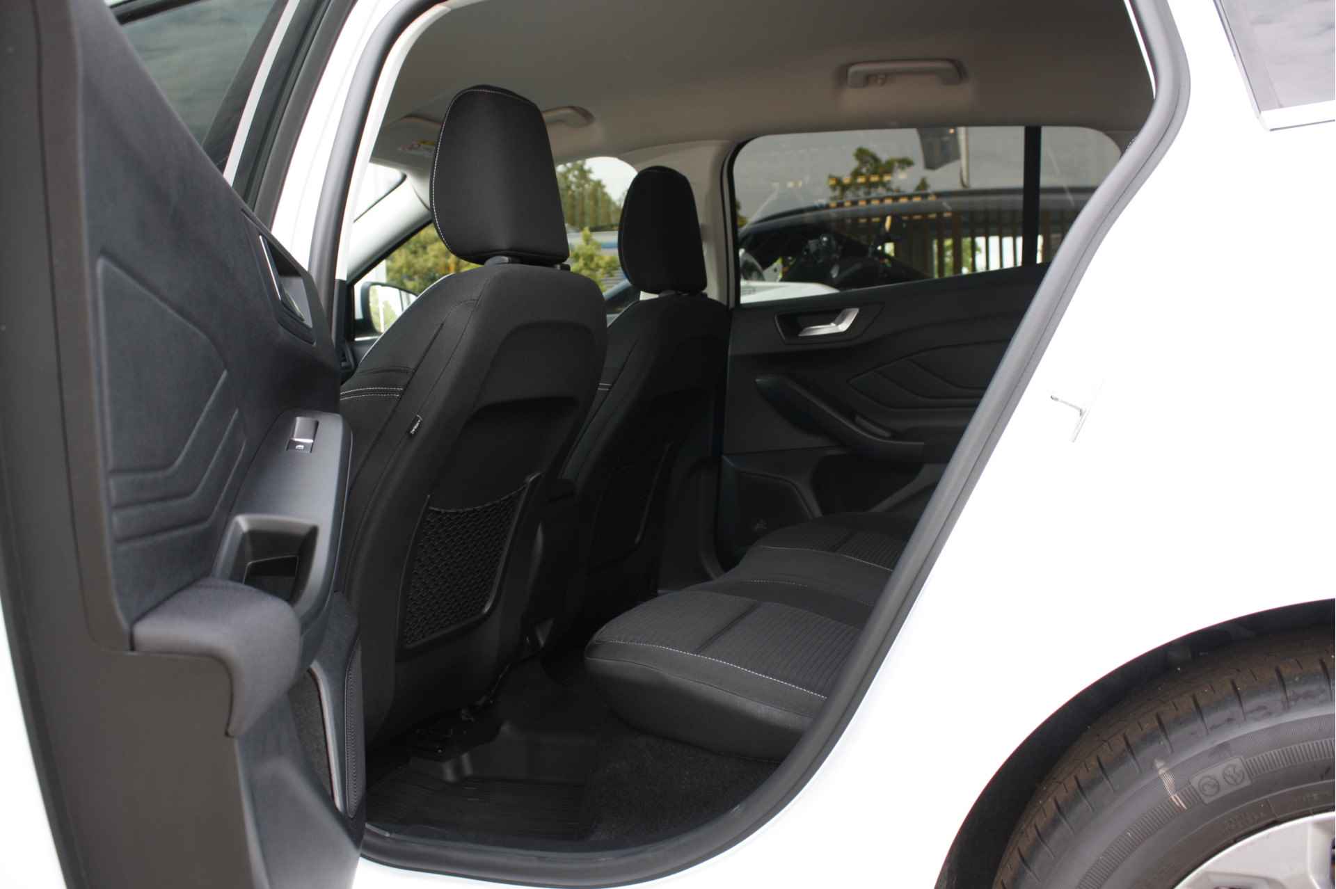 Ford FOCUS Wagon 1.0 EcoBoost Hybrid | Verwarmde stoelen, voorruit en stuurwiel | Camera | Apple carplay/ Android auto | Getint glas | - 13/45