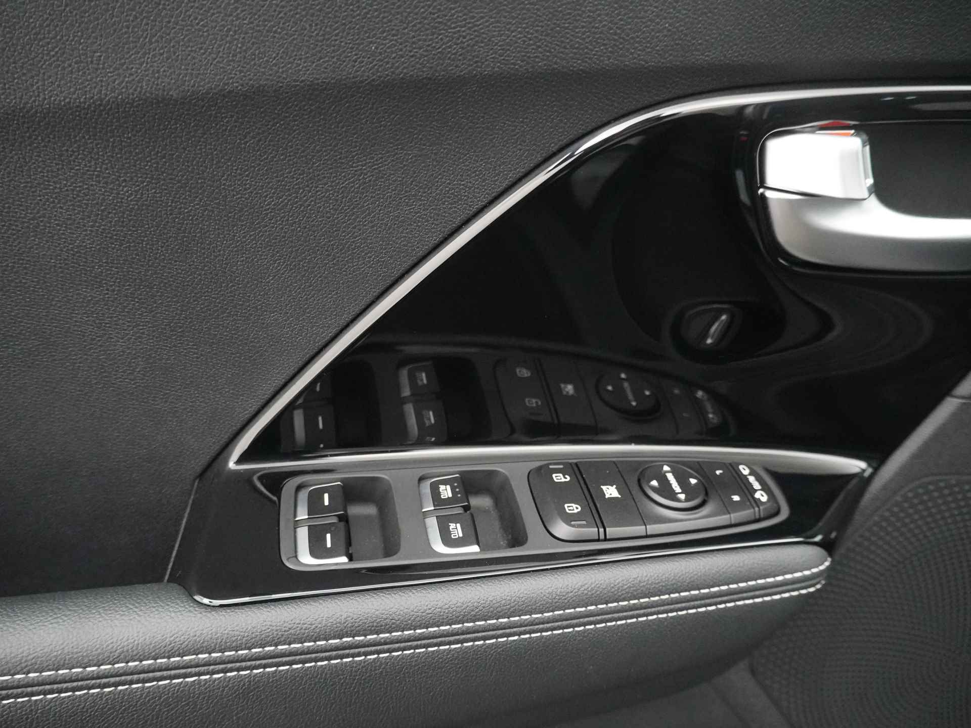 Kia e-Niro DynamicPlusLine 64 kWh - Adaptief Cruise Control - Climate Control - Navigatie - Apple/Android Carplay - Fabrieksgarantie Tot 2028 - 19/45
