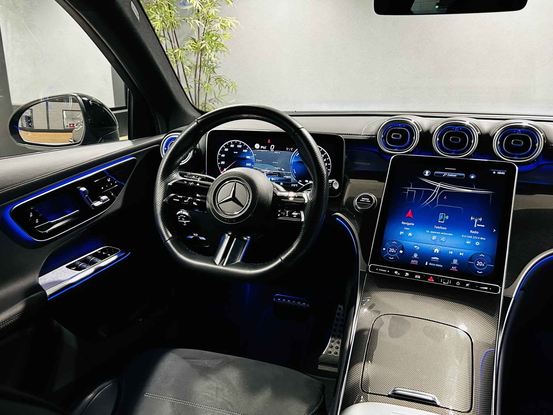 Mercedes-Benz GLC 300e 4MATIC AMG // Trekhaak // Distronic // 360 Camera // Memory Stoelen // Digital Light // Sfeerverlichting // Carplay - 3/51
