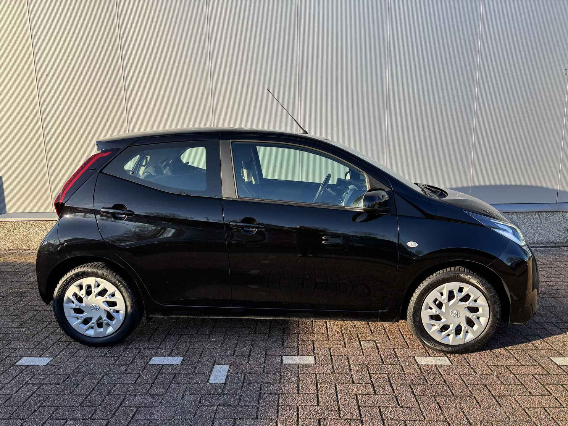 Toyota Aygo 1.0 VVT-i x-play Apple Carplay Android Auto,Camera, Stoel in hoogte te verstellen - 40/42