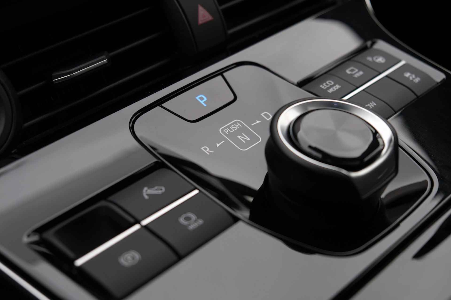 Toyota bZ4X Premium 71 kWh (3-fasen | Bi-Tone | Panoramadak | Full Options | - 12/40