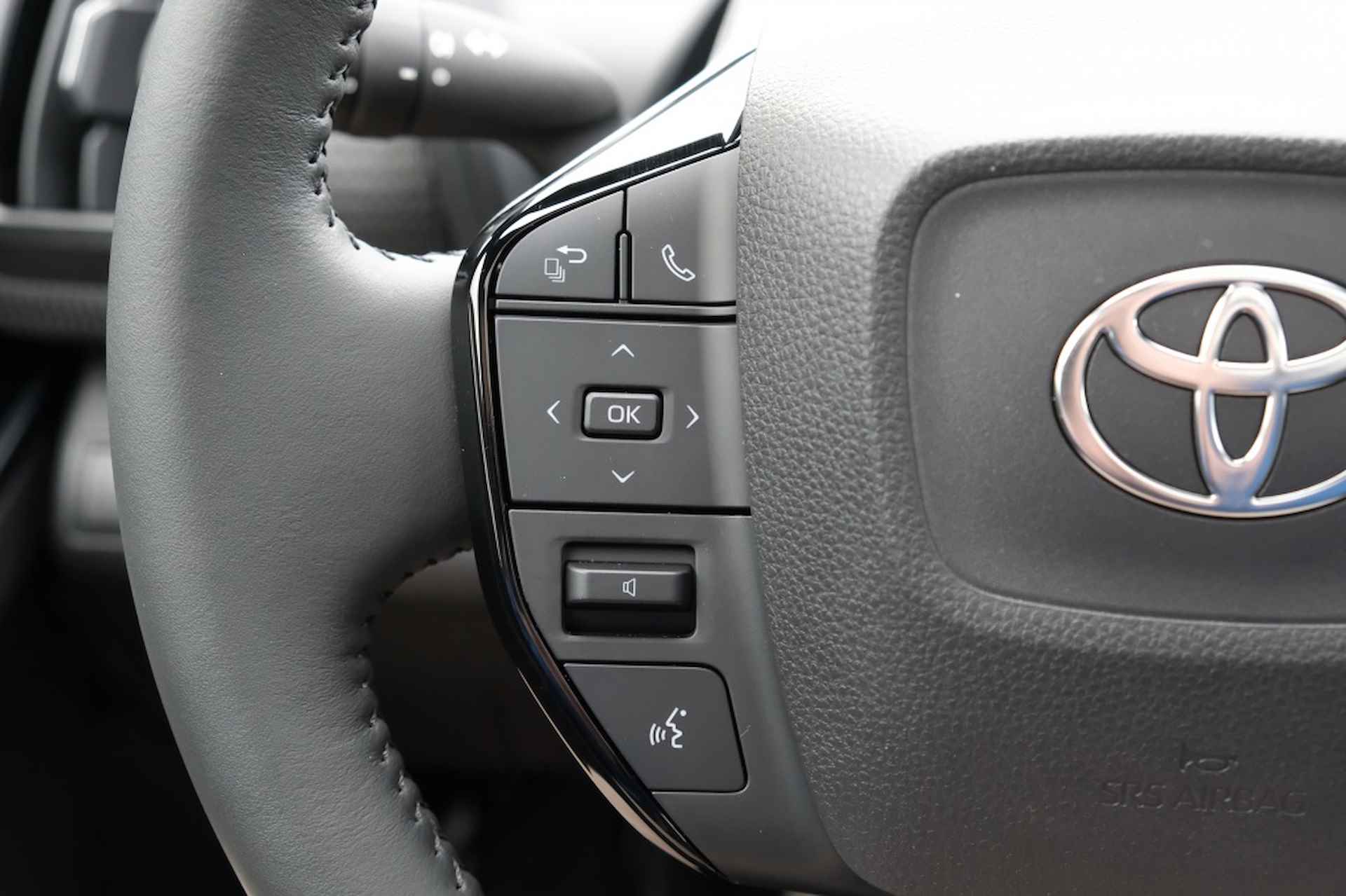 Toyota bZ4X Premium 71 kWh (3-fasen | Bi-Tone | Panoramadak | Full Options | - 18/40