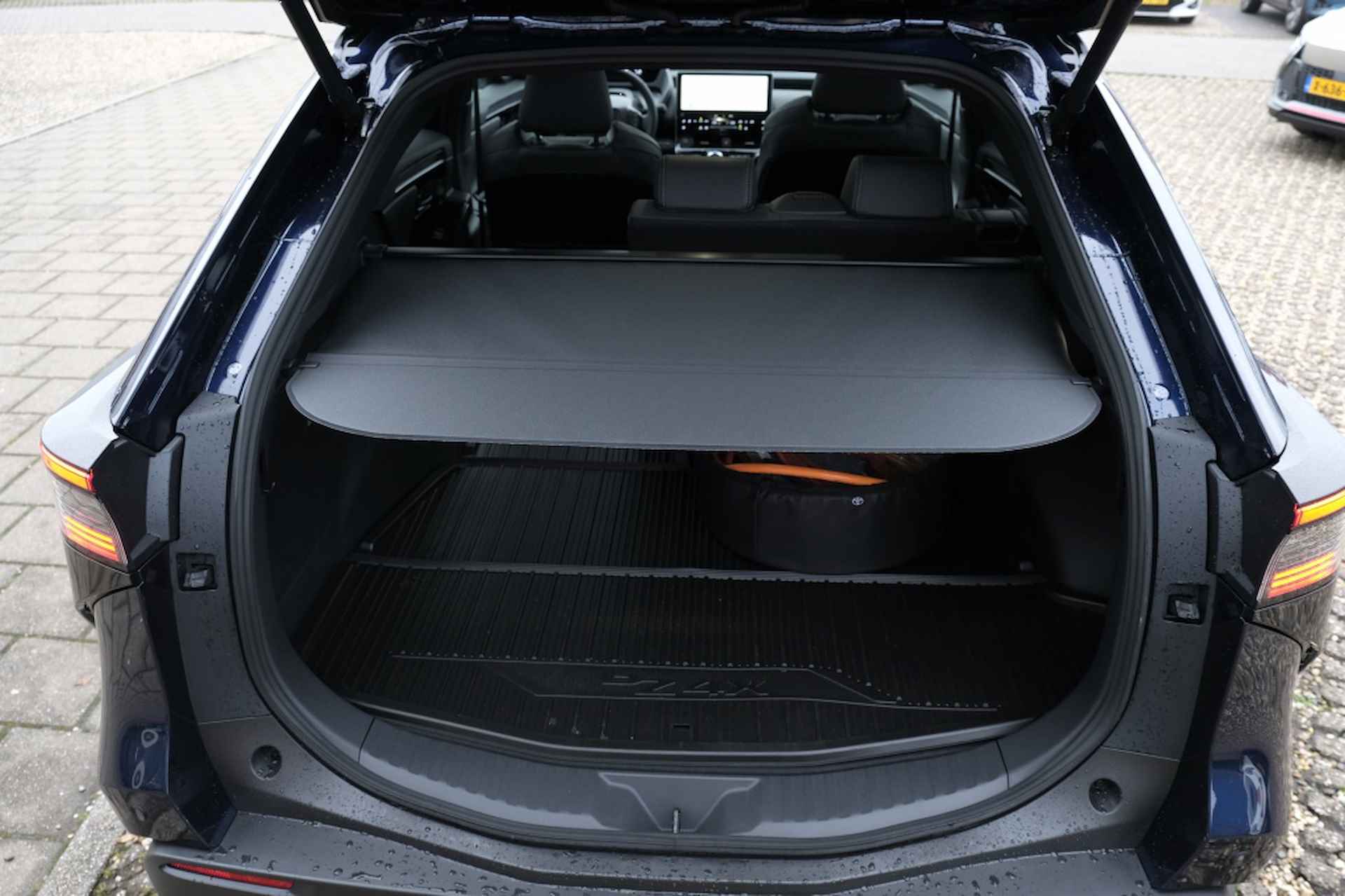 Toyota bZ4X Premium 71 kWh (3-fasen | Bi-Tone | Panoramadak | Full Options | - 28/40