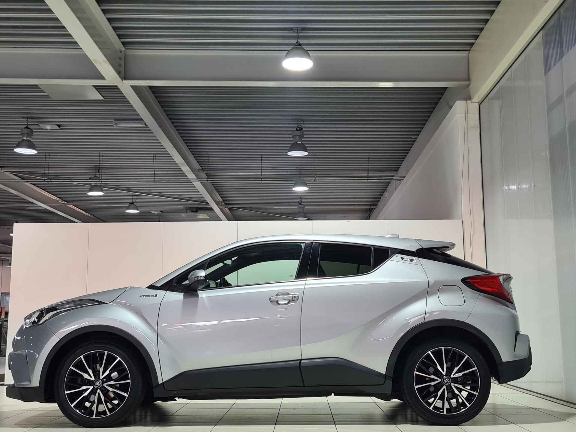 Toyota C-HR 1.8 Hybrid 122pk CVT Dynamic | Trekhaak | Navigatie | NL auto | 100% Onderhouden | Toyota garantie tot 2028! - 17/39