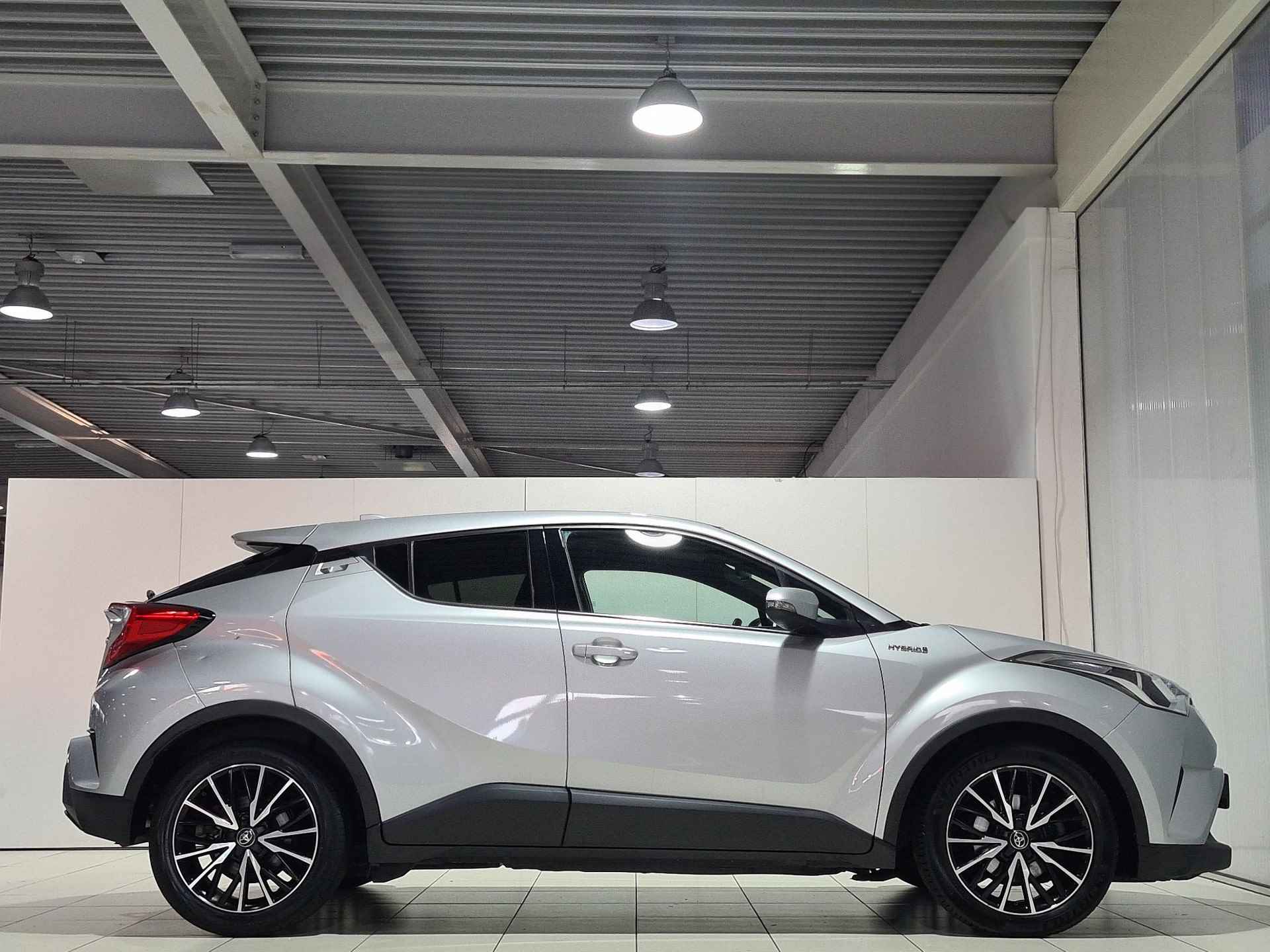 Toyota C-HR 1.8 Hybrid 122pk CVT Dynamic | Trekhaak | Navigatie | NL auto | 100% Onderhouden | Toyota garantie tot 2028! - 18/39