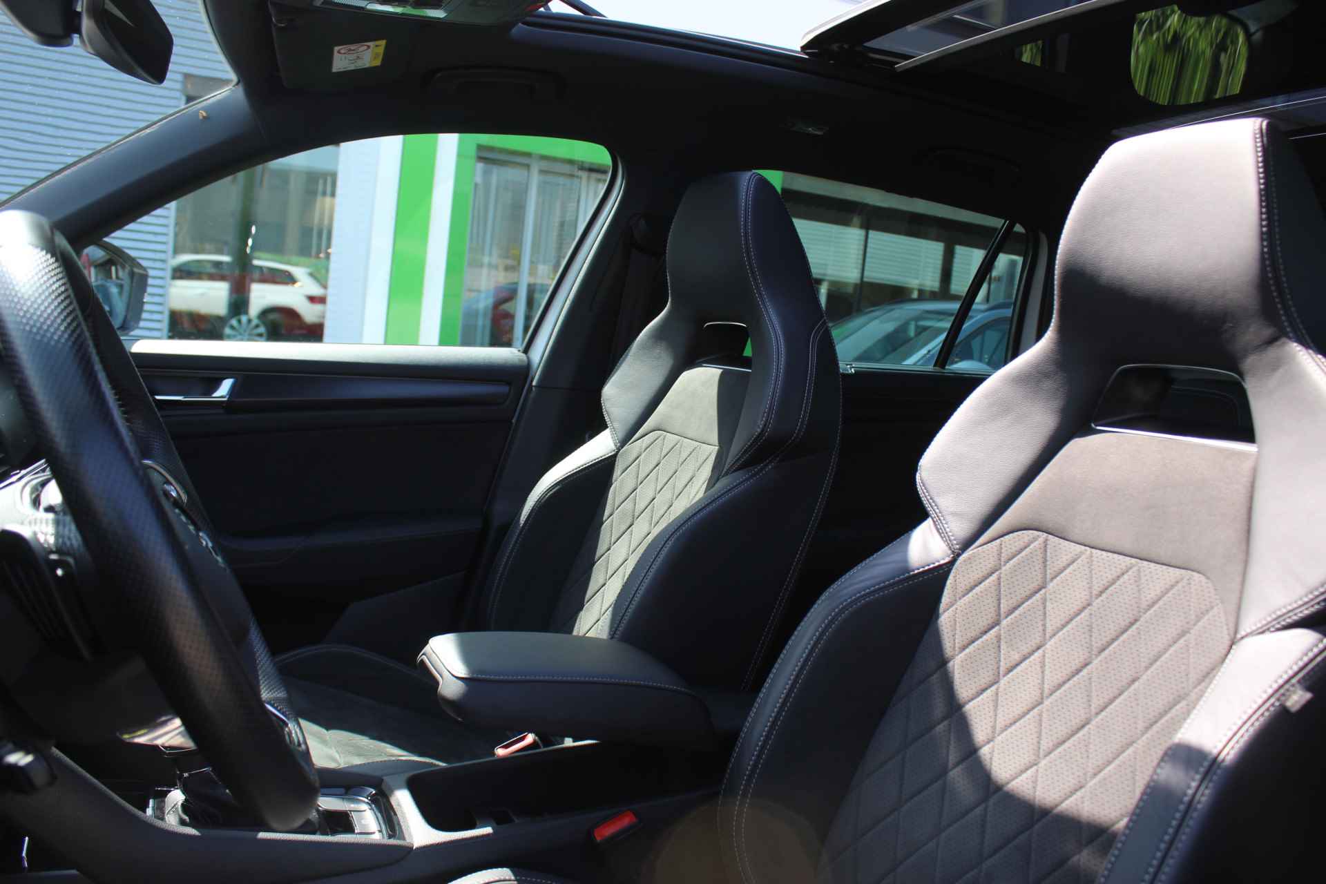 Škoda Kodiaq 1.5 TSI Sportline Business DSG/ Metallic/ Digitale Cockpit/ Led/ Panoramadak/ Leder/ Alc. Int./ Zwenkhaak/ Elec Klep/ Camera/ Parkeersensor/ 20 lmv - 16/44