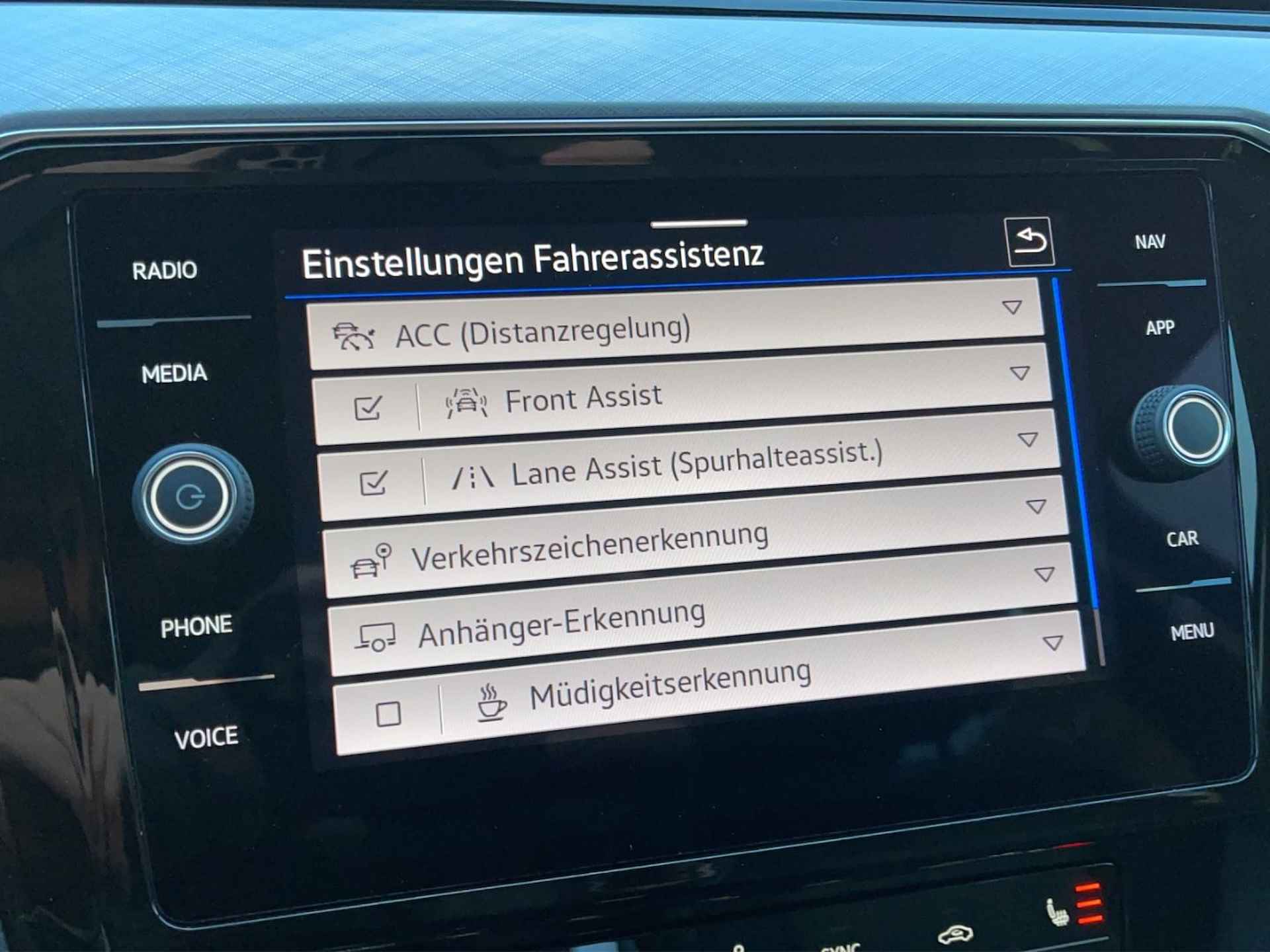 Volkswagen Passat Variant 2.0 TDI 150 PK DSG ACC LED Camera Trekhaak - 7/14