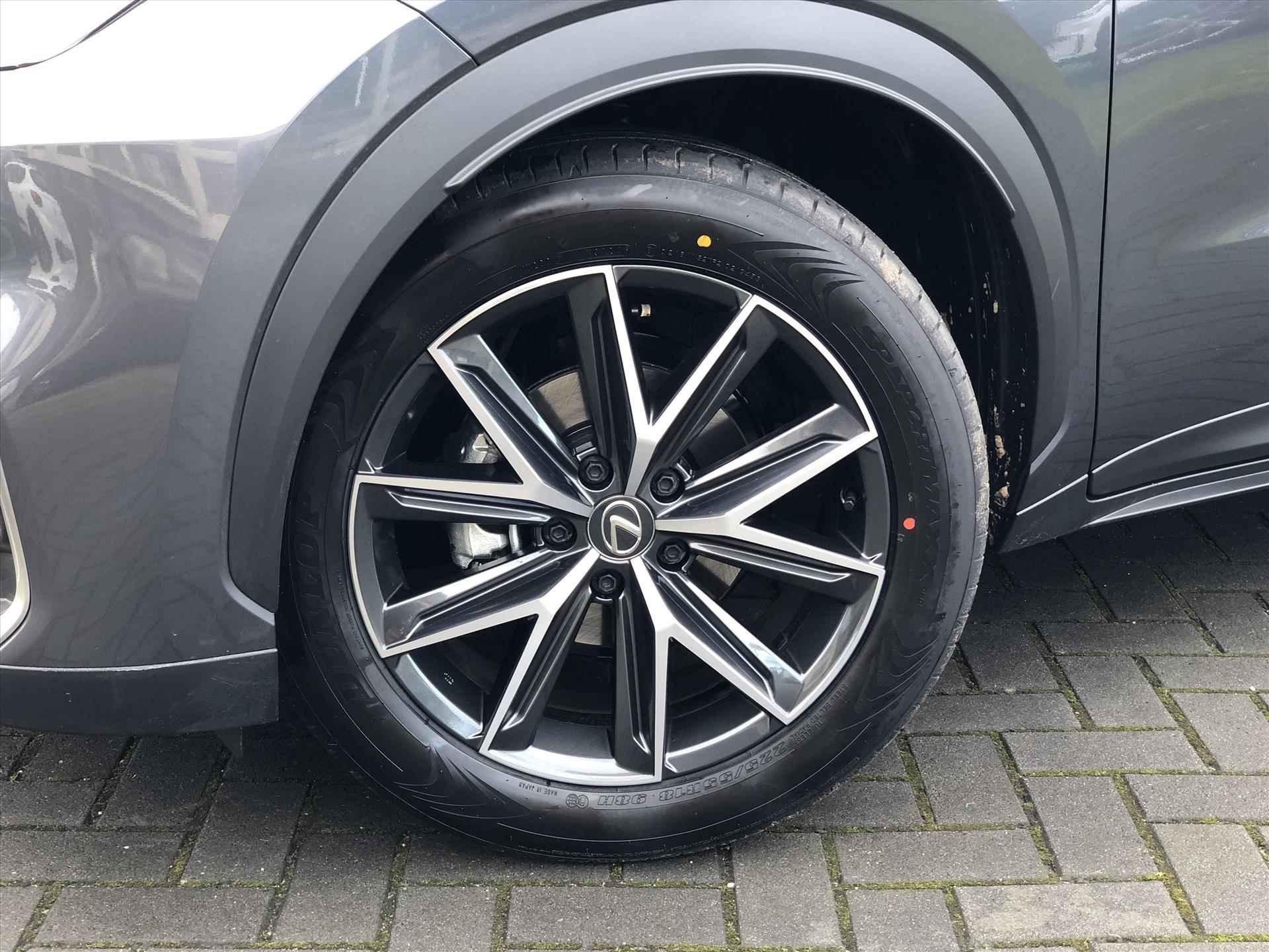 Lexus Lbx 1.5 Hybrid Emotion Bi Tone | Leer, Stoel + Stuurverwarming, Parkeersensoren, Dodehoekherkenning - 8/31