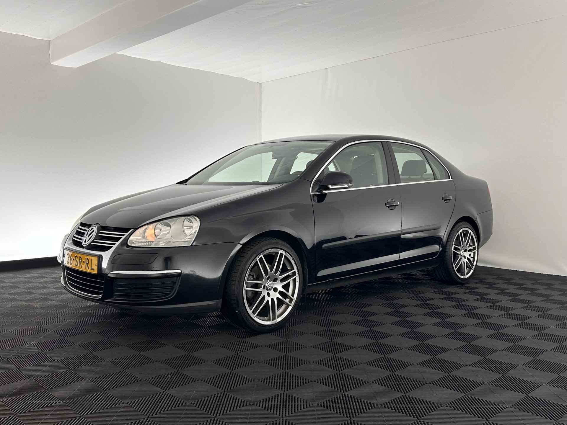 Volkswagen Jetta 2.0 FSI Comfortline [ apk tot 10/2025 ] *VELOURS | ECC | CRUISE | TOWBAR | COMFORT-SEATS | 18"ALU* - 3/26