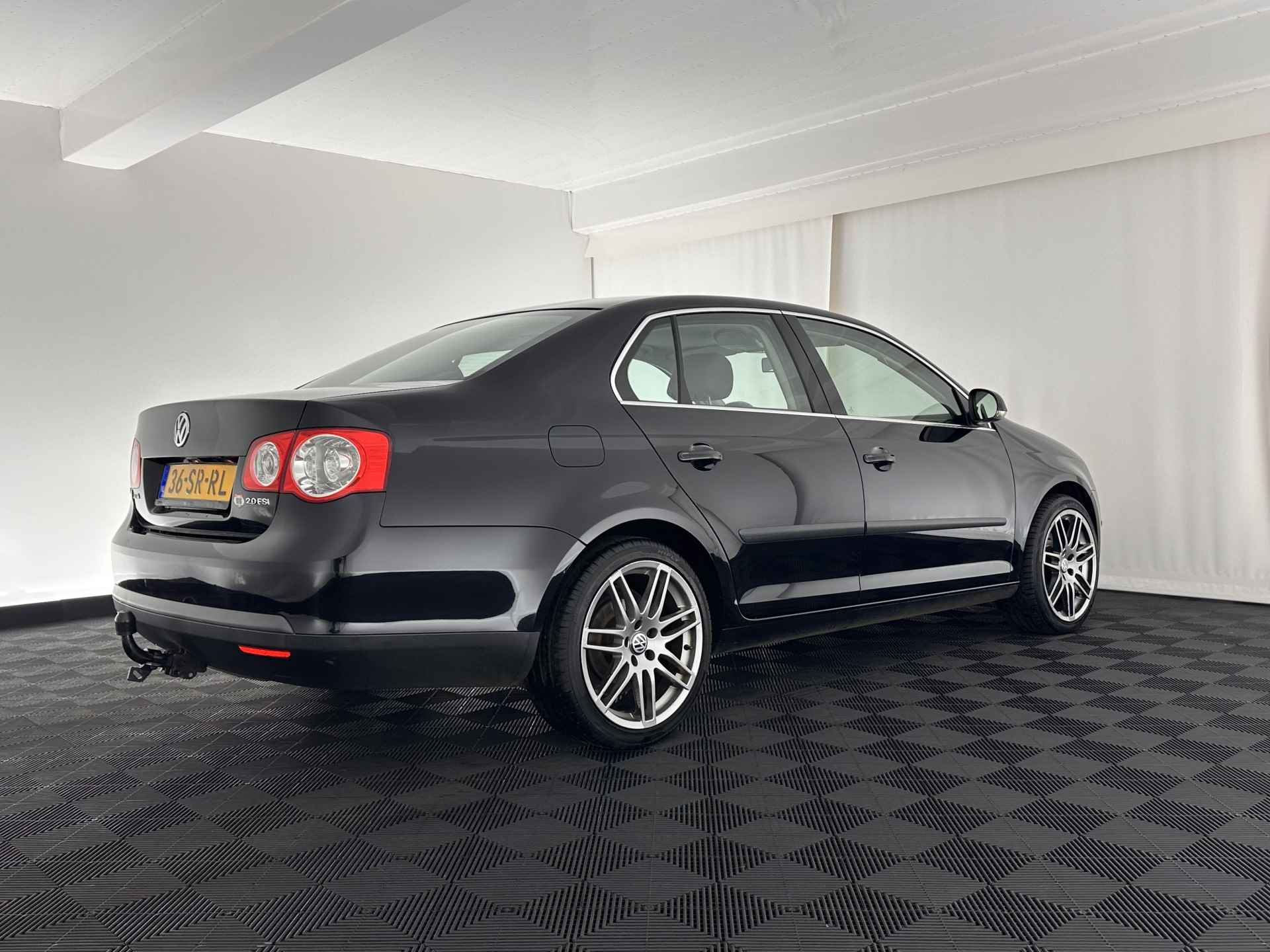 Volkswagen Jetta 2.0 FSI Comfortline [ apk tot 10/2025 ] *VELOURS | ECC | CRUISE | TOWBAR | COMFORT-SEATS | 18"ALU* - 6/26