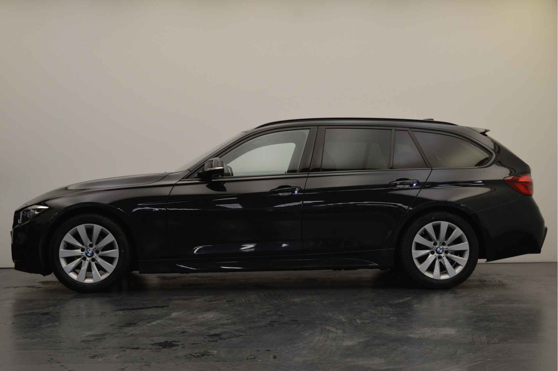 BMW 3 Serie Touring 318i Executive M Sport Automaat / Sportstoelen / Stoelverwarming / LED / Cruise Control / Airconditioning / PDC achter / Navigatie Professional - 3/20