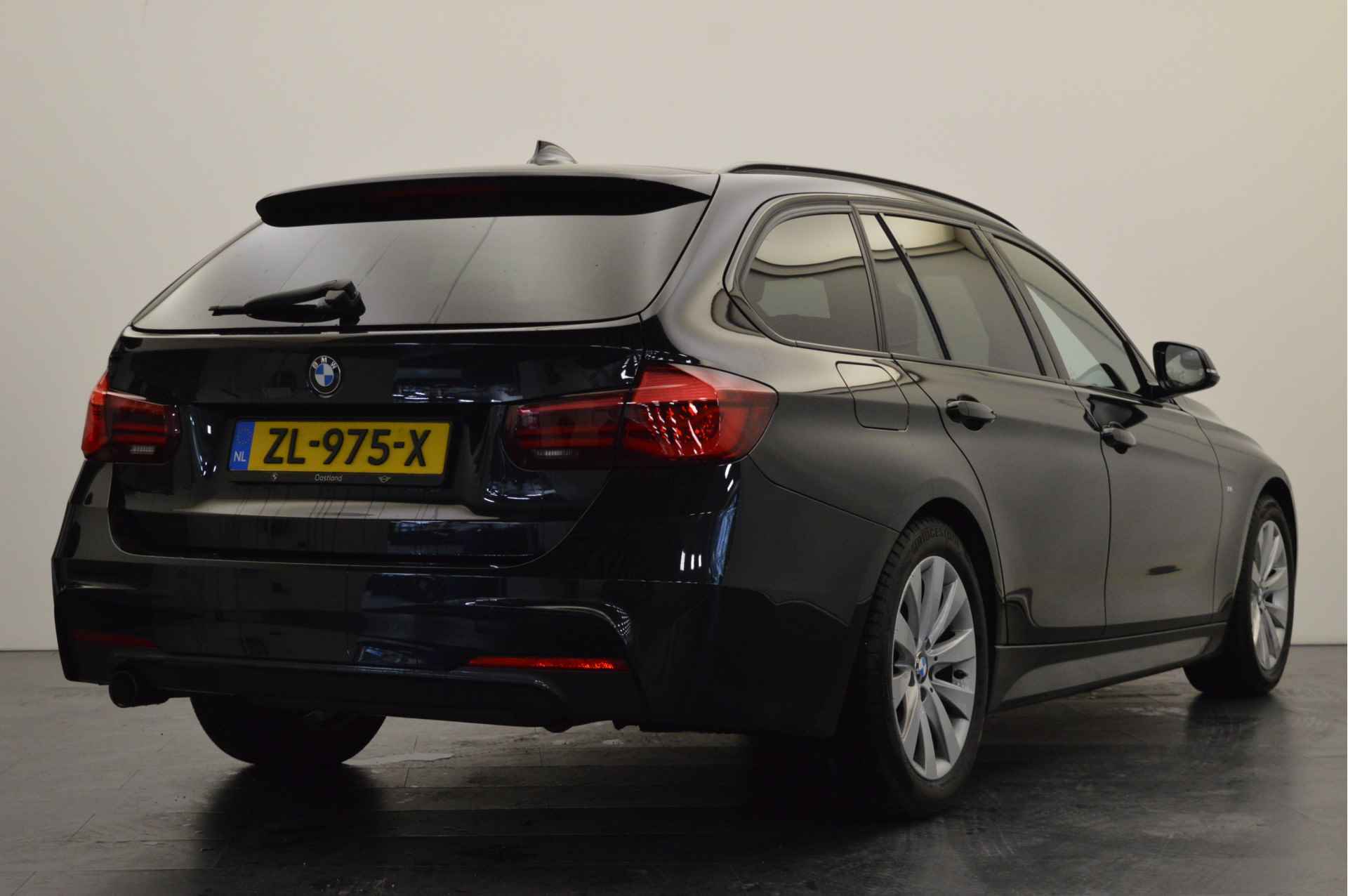 BMW 3 Serie Touring 318i Executive M Sport Automaat / Sportstoelen / Stoelverwarming / LED / Cruise Control / Airconditioning / PDC achter / Navigatie Professional - 4/20