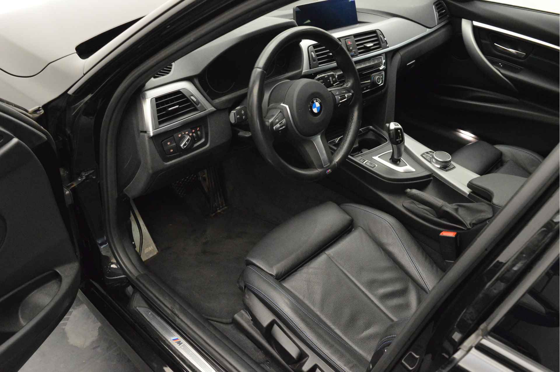 BMW 3 Serie Touring 318i Executive M Sport Automaat / Sportstoelen / Stoelverwarming / LED / Cruise Control / Airconditioning / PDC achter / Navigatie Professional - 6/20