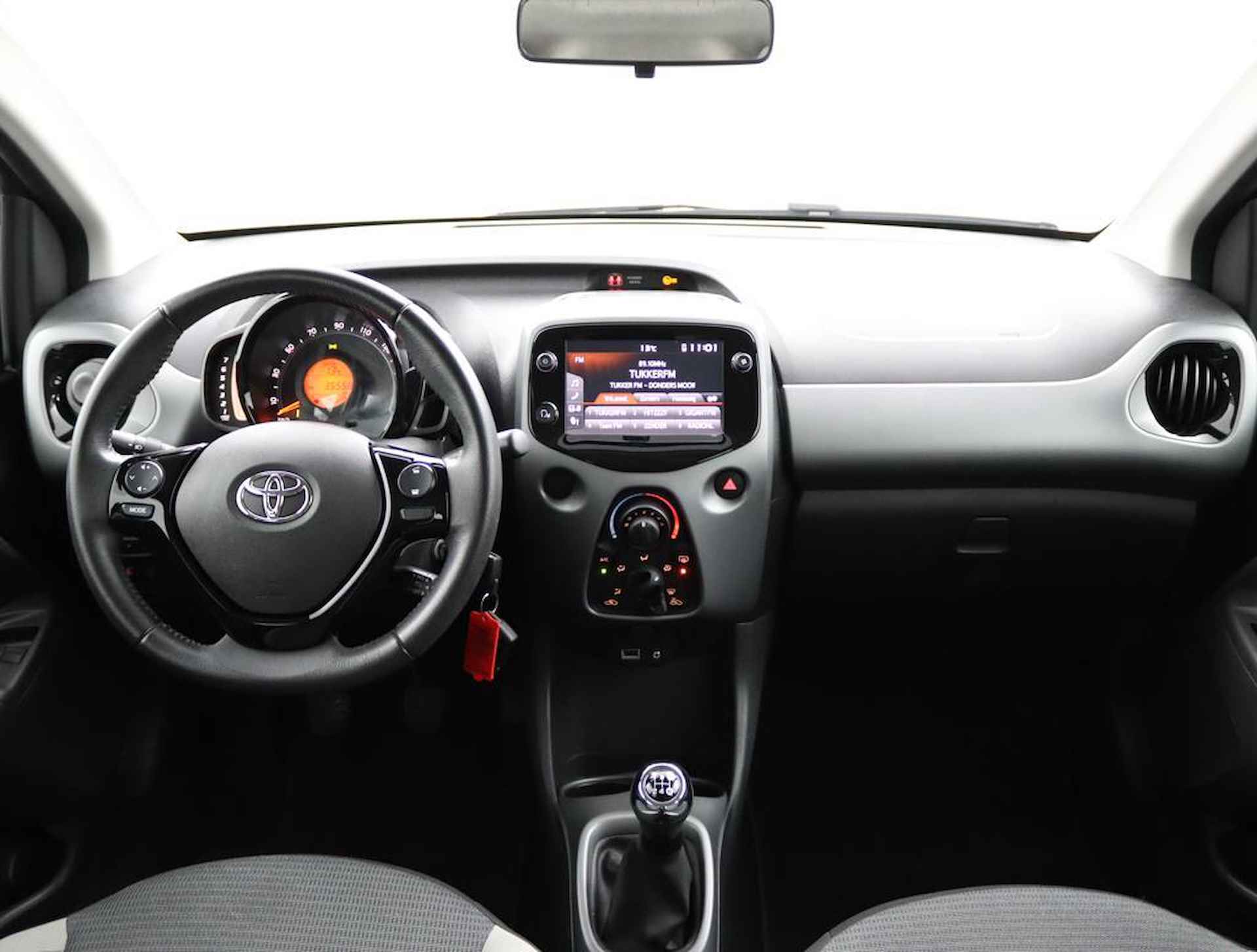 Toyota Aygo 1.0 VVT-i x-play | Apple carplay/Android auto | Parkeercamera | Groot display | - 4/52