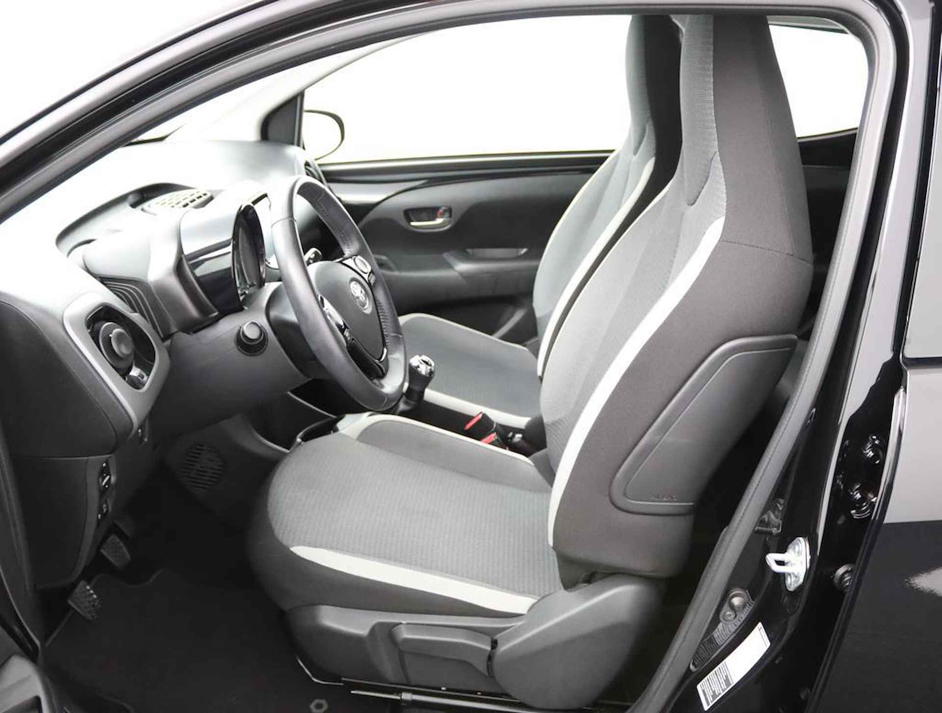 Toyota Aygo 1.0 VVT-i x-play | Apple carplay/Android auto | Parkeercamera | Groot display | - 17/52