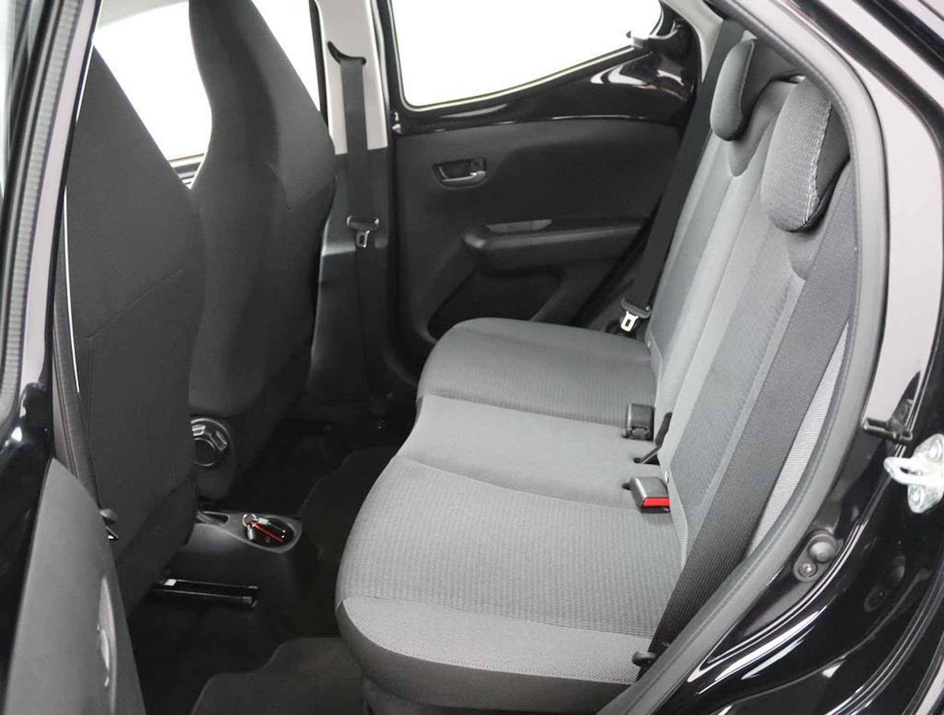 Toyota Aygo 1.0 VVT-i x-play | Apple carplay/Android auto | Parkeercamera | Groot display | - 18/52