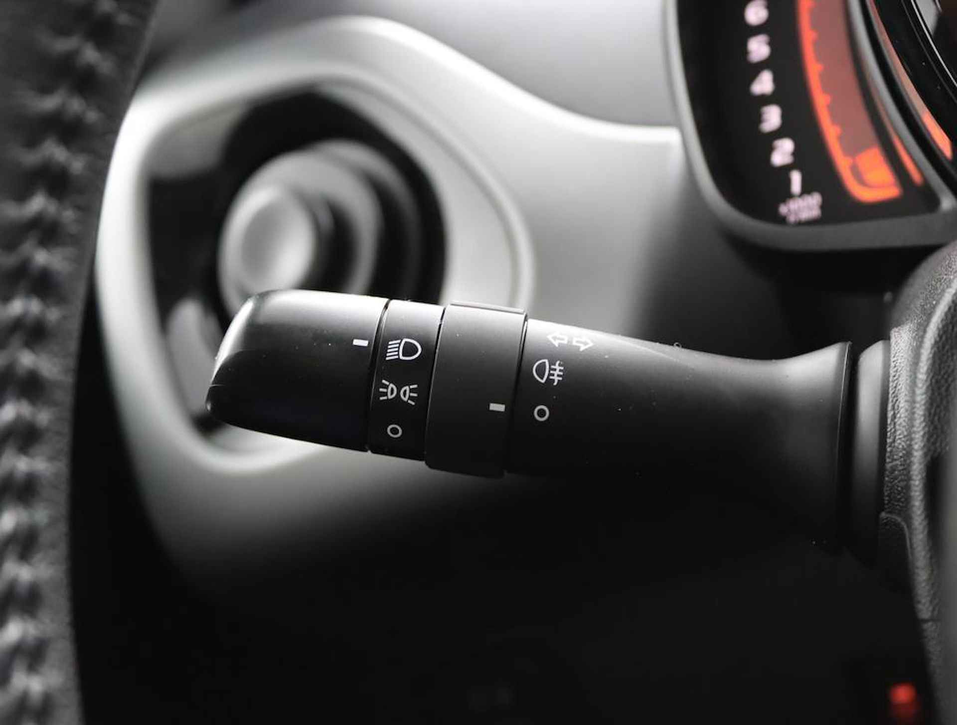 Toyota Aygo 1.0 VVT-i x-play | Apple carplay/Android auto | Parkeercamera | Groot display | - 29/52