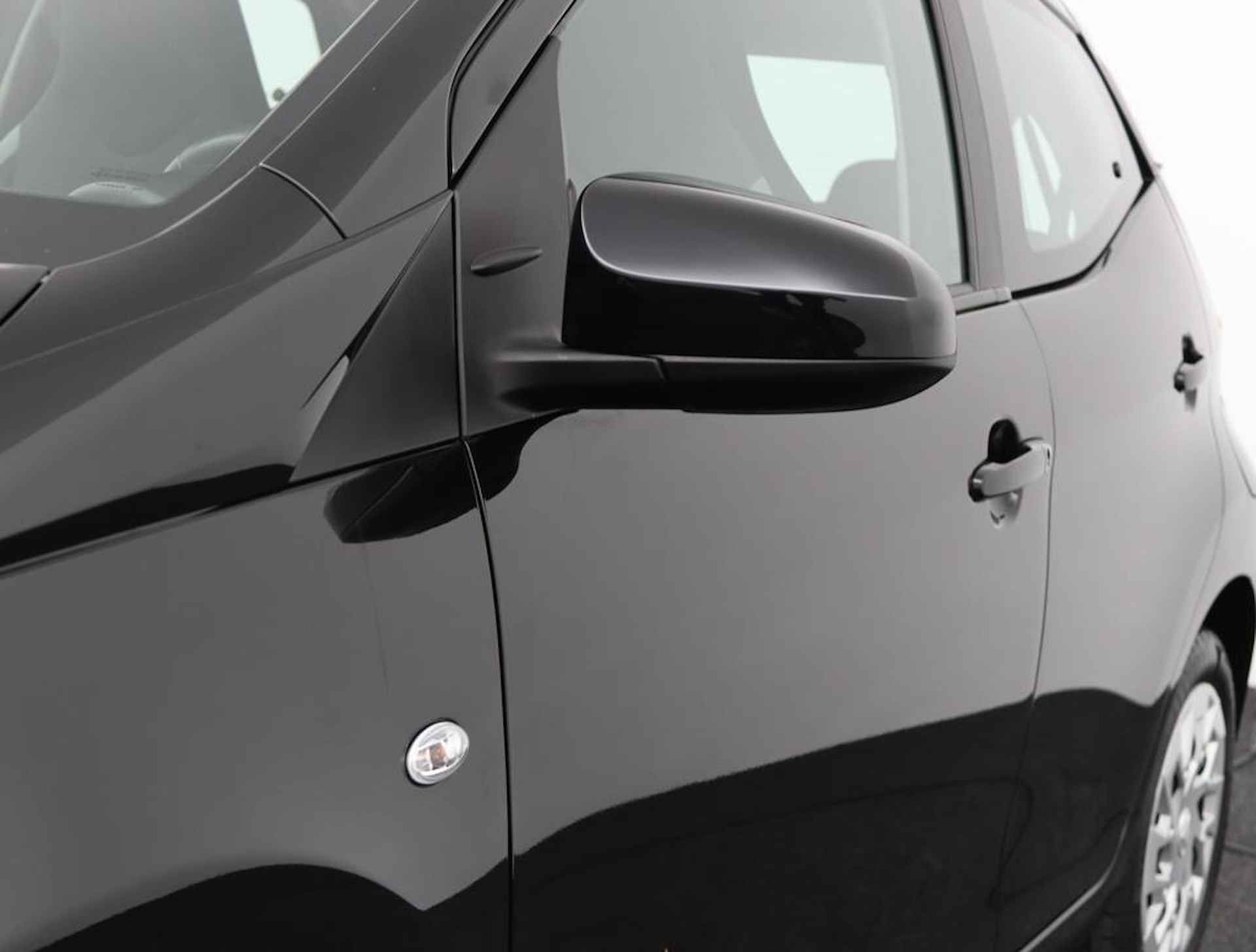 Toyota Aygo 1.0 VVT-i x-play | Apple carplay/Android auto | Parkeercamera | Groot display | - 35/52