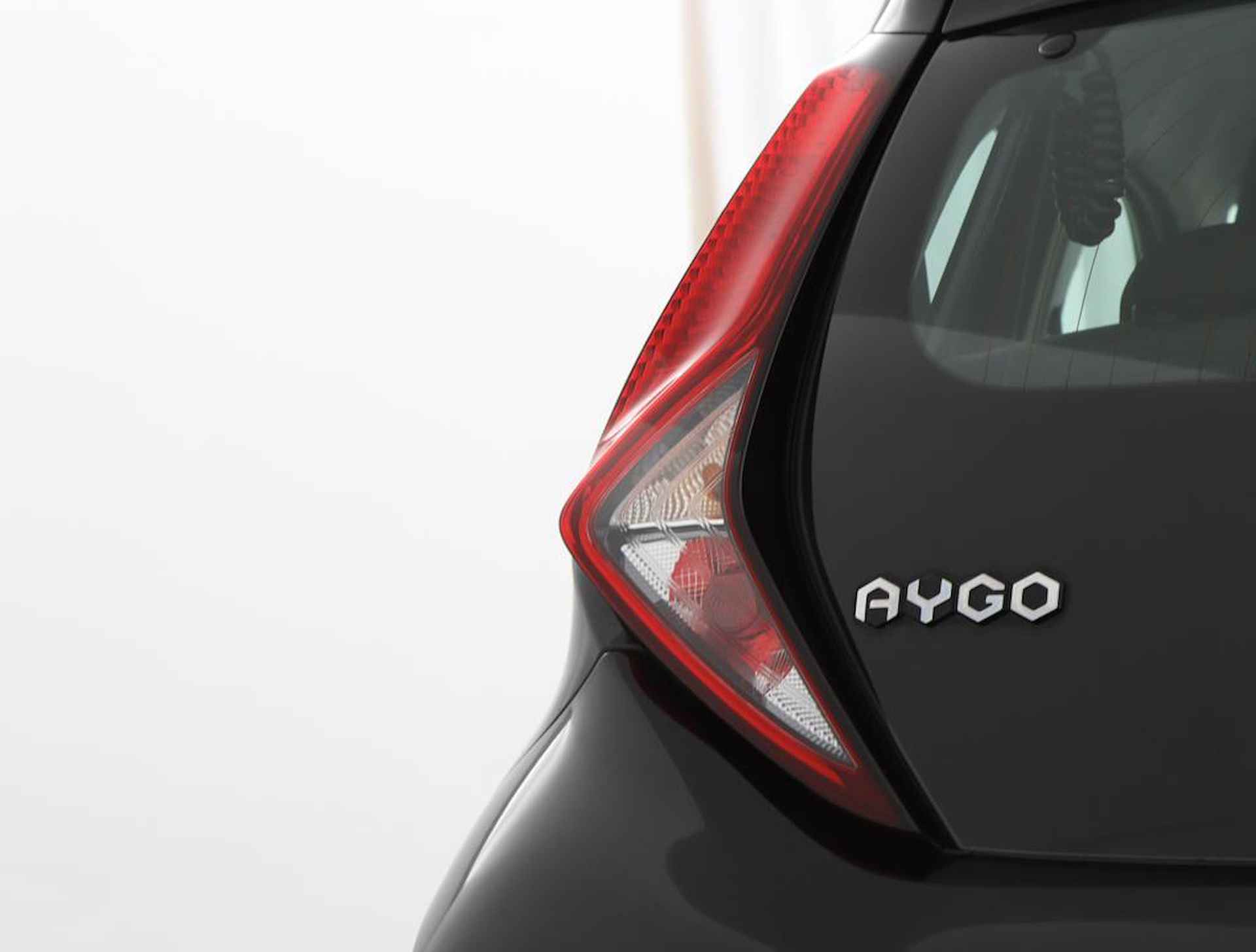 Toyota Aygo 1.0 VVT-i x-play | Apple carplay/Android auto | Parkeercamera | Groot display | - 39/52