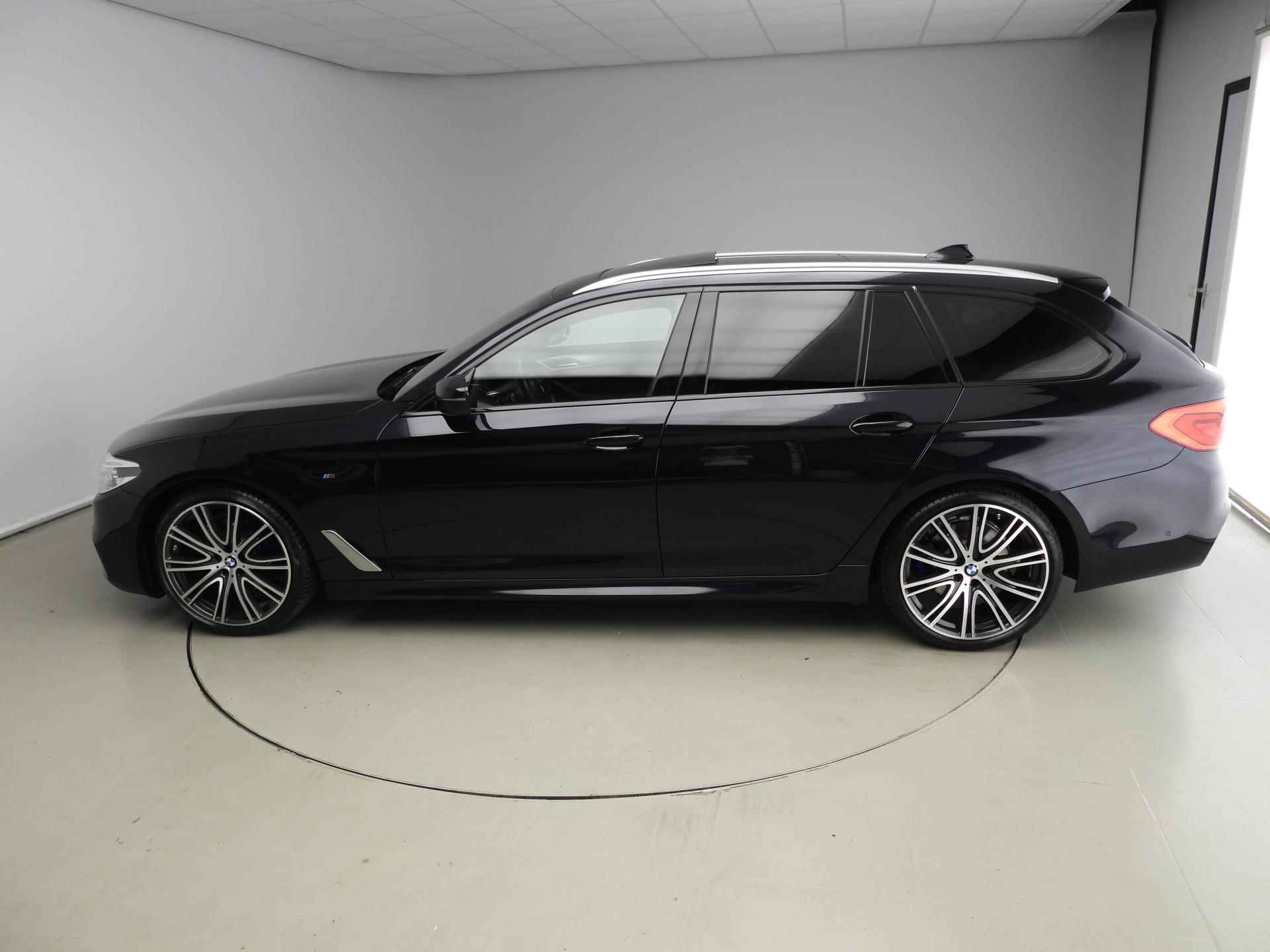 BMW 5 Serie Touring 520i | M-Sportpakket | LED | Leder | HUD | Schuifdak | Chrome line | DAB | Hifi speakers | Alu 20 inch | Showroom Sale - 3/40