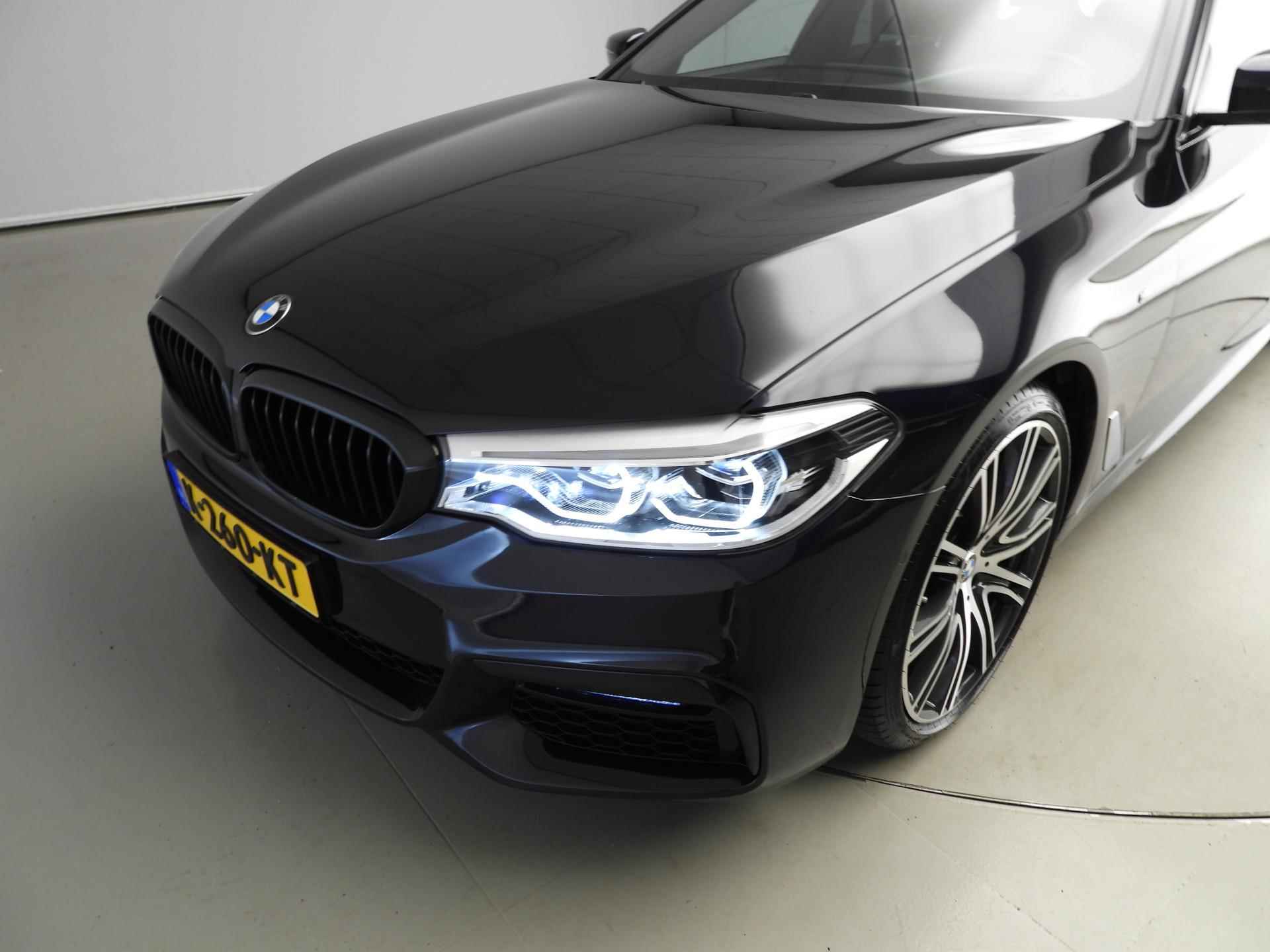 BMW 5 Serie Touring 520i | M-Sportpakket | LED | Leder | HUD | Schuifdak | Chrome line | DAB | Hifi speakers | Alu 20 inch | Showroom Sale - 38/40