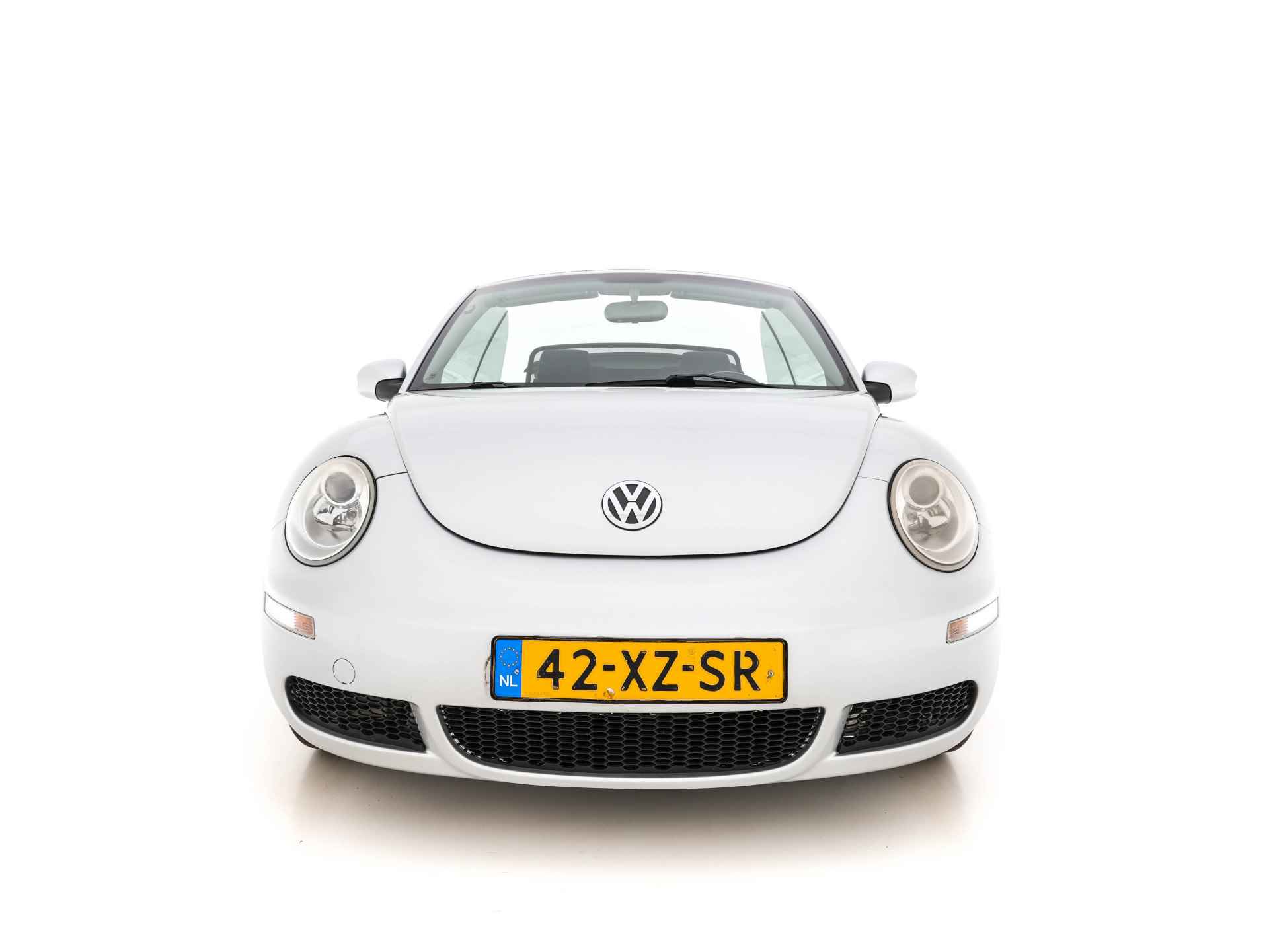 Volkswagen New Beetle Cabriolet 1.6 Highline *AIRCO | CRUISE | PDC | AIRSCARF | COMFORT-SEATS | RADIO-CD | 17''ALU * - 2/37