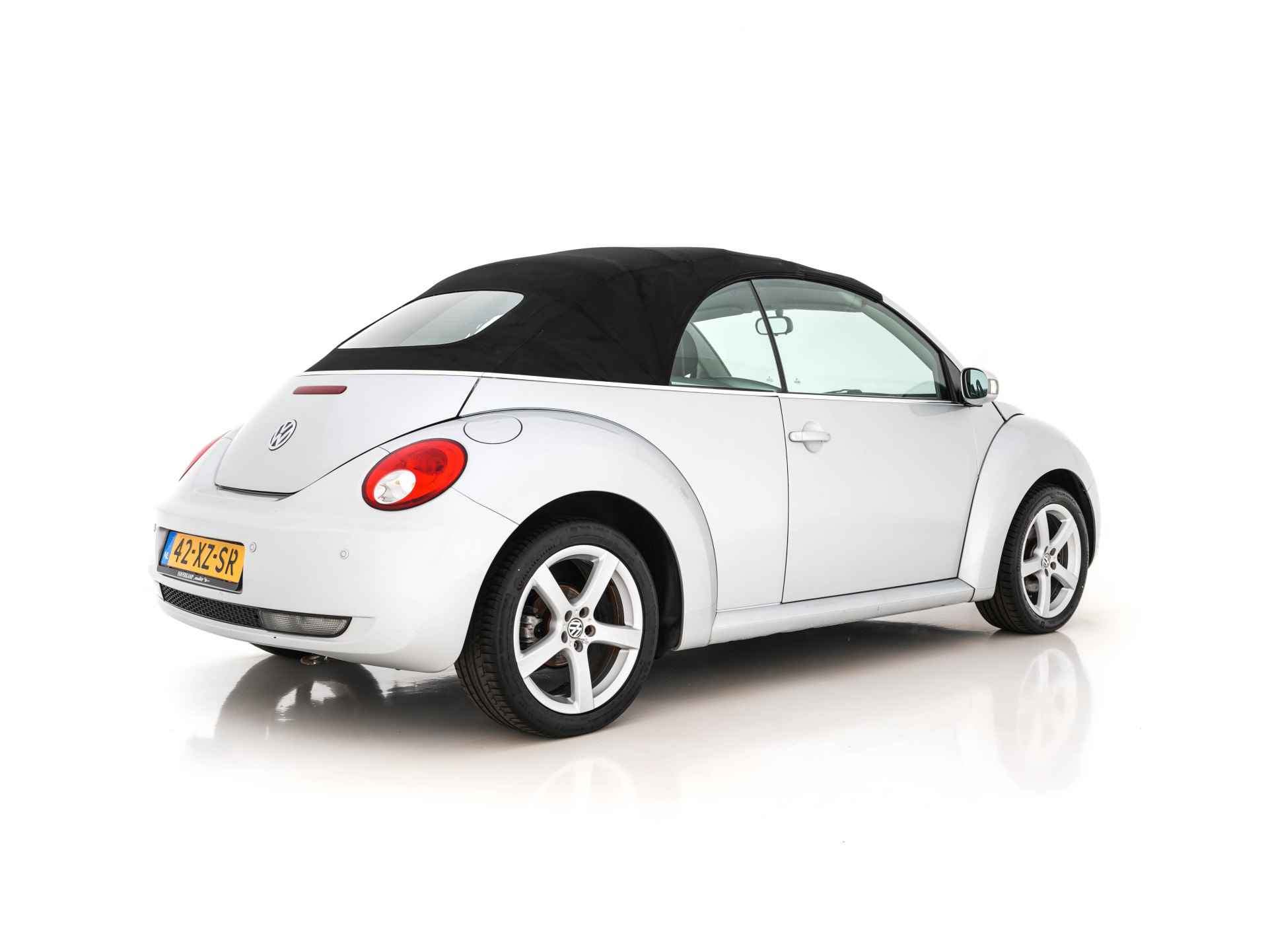 Volkswagen New Beetle Cabriolet 1.6 Highline *AIRCO | CRUISE | PDC | AIRSCARF | COMFORT-SEATS | RADIO-CD | 17''ALU * - 28/37