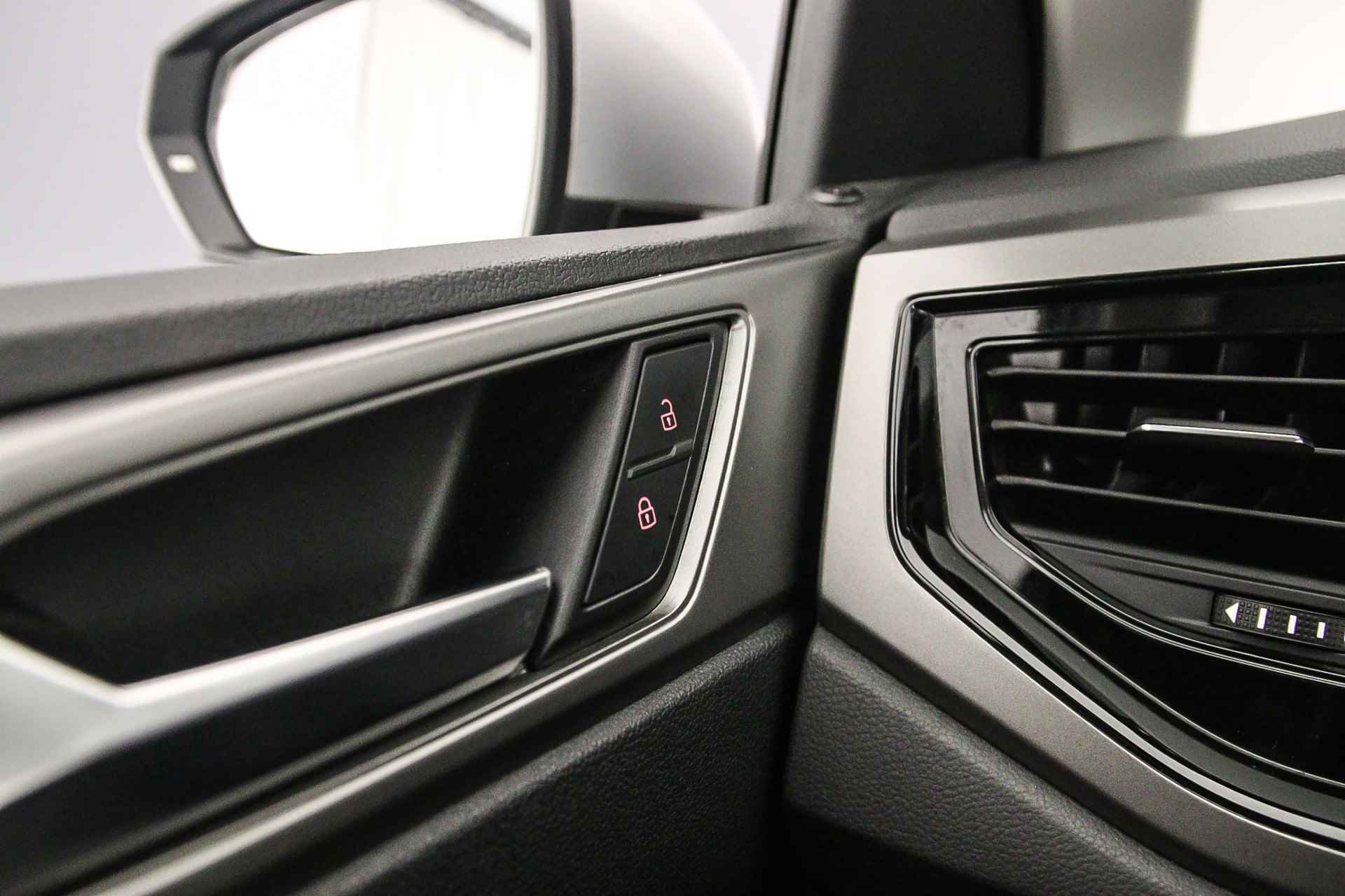 Volkswagen Polo Comfortline 1.0 TSI 95pk Navigatie, Adaptive cruise control, DAB, Radio, Airco, App connect, LED dagrijverlichting - 13/37
