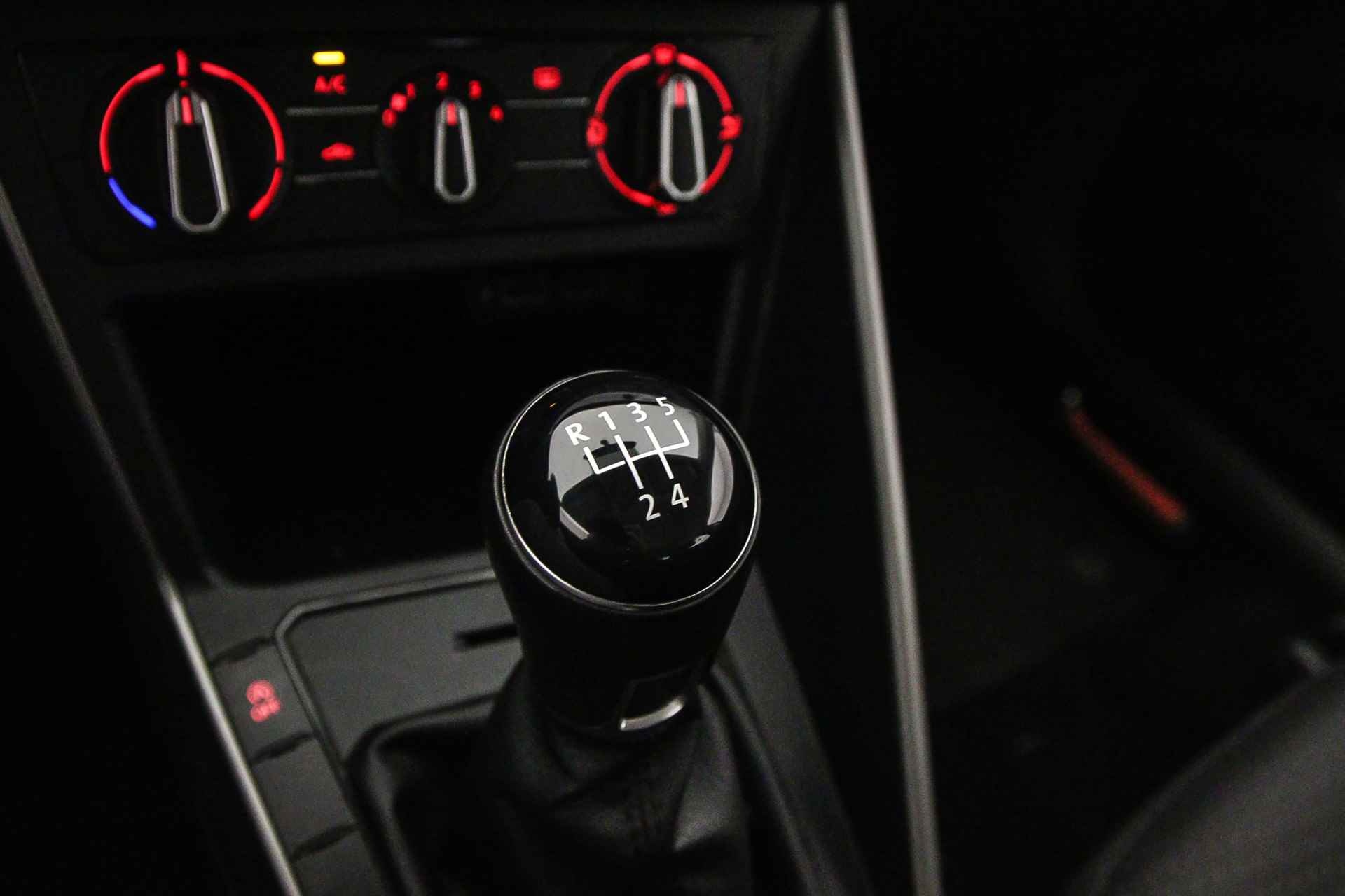 Volkswagen Polo Comfortline 1.0 TSI 95pk Navigatie, Adaptive cruise control, DAB, Radio, Airco, App connect, LED dagrijverlichting - 19/37