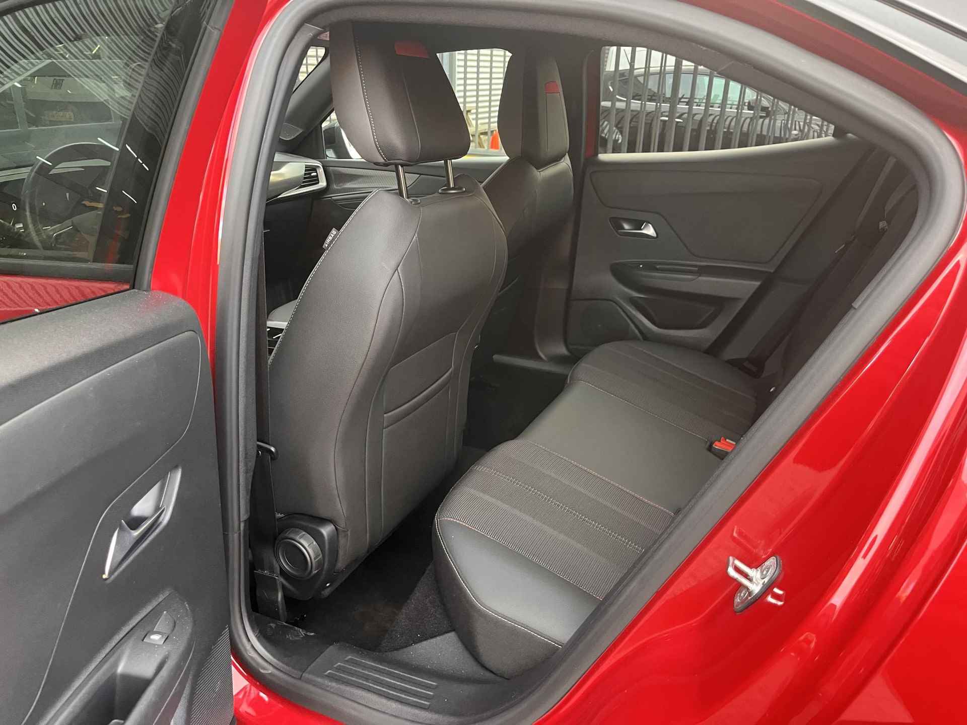 Opel Mokka 1.2 Turbo Level 4 GS 130pk | Navi via App | Camera | Climate control | Sportstoelen | Carplay | Digitaal display | PDC V+A | LMV 17 inch - 17/23