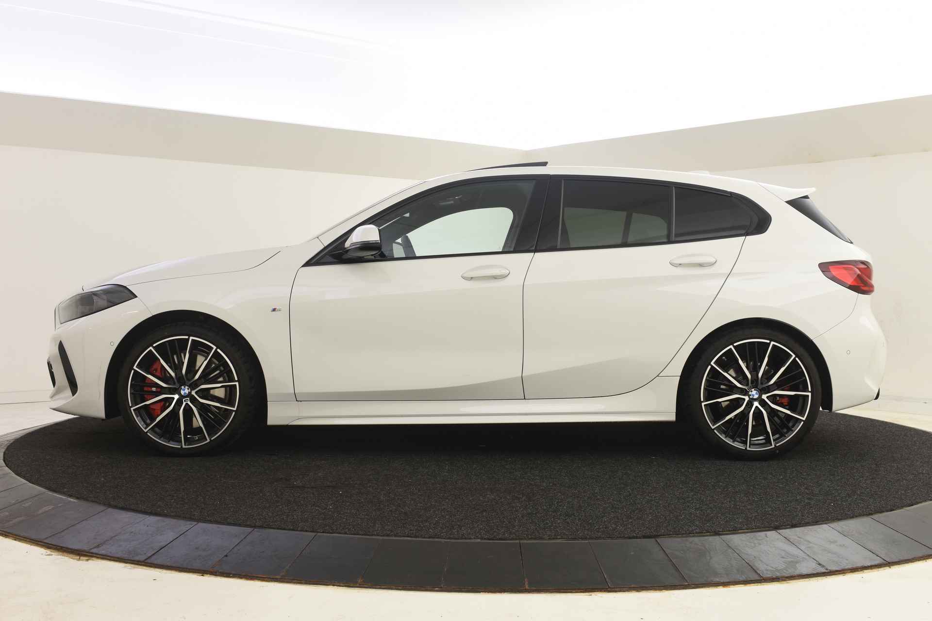 BMW 1-serie 118i High Executive M Sport / Panoramadak / M Sportstoelen / Adaptieve LED / Parking Assistant / M Sportonderstel / Comfort Access - 5/34