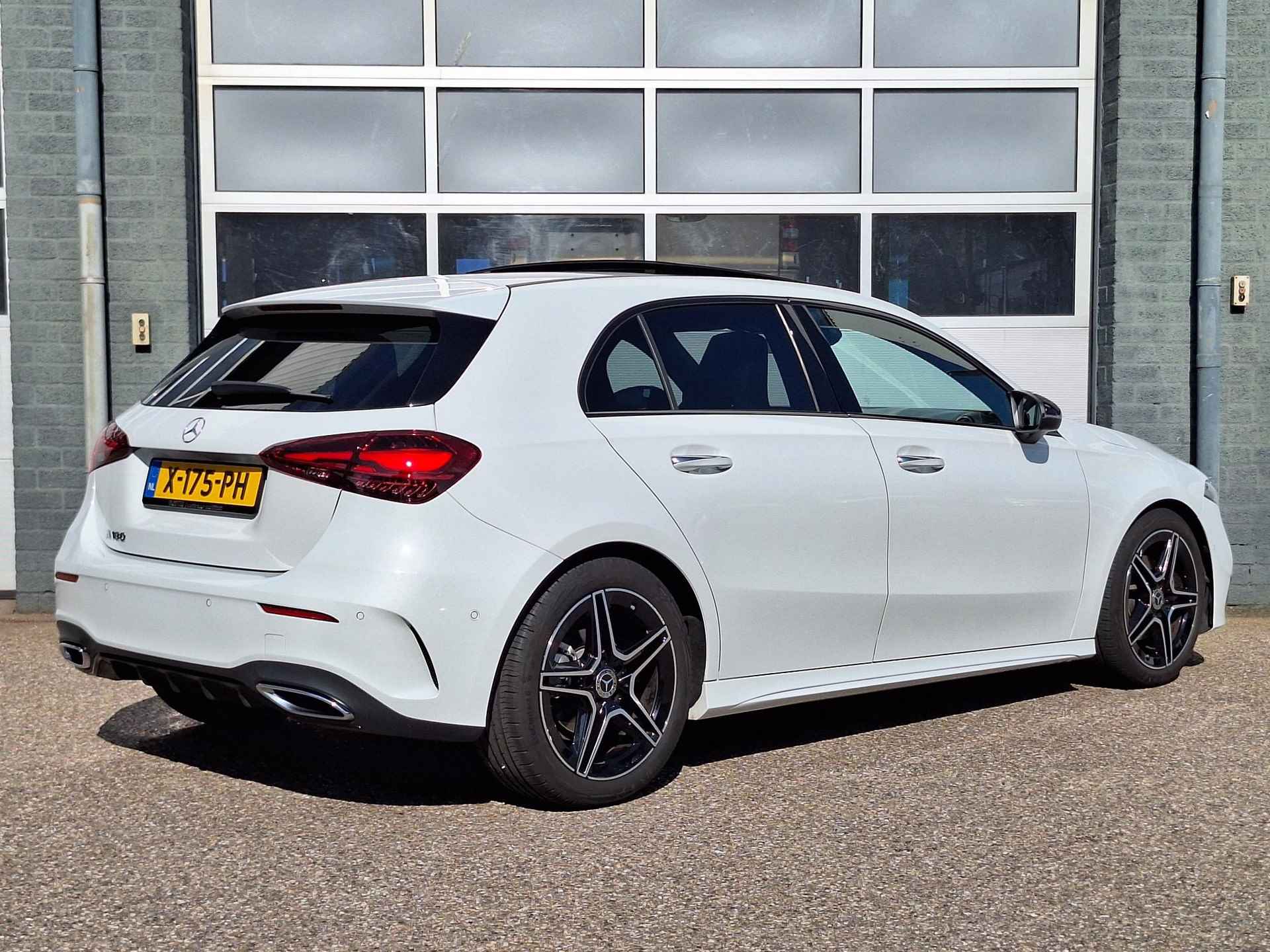 Mercedes-Benz A 180 AMG | Panoramadak | Premium Pakket | Night Pakket | MULTIBEAM LED Koplampen | Apple CarPlay | Android Auto | Achteruitrijcamera | Stoelverwarming | Showmodel SALE - 3/43