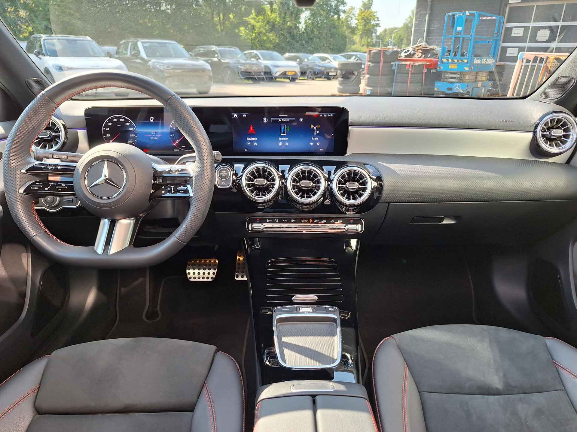 Mercedes-Benz A 180 AMG | Panoramadak | Premium Pakket | Night Pakket | MULTIBEAM LED Koplampen | Apple CarPlay | Android Auto | Achteruitrijcamera | Stoelverwarming | Showmodel SALE - 9/43