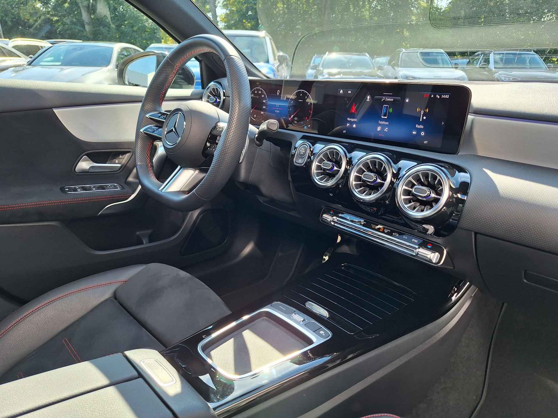 Mercedes-Benz A 180 AMG | Panoramadak | Premium Pakket | Night Pakket | MULTIBEAM LED Koplampen | Apple CarPlay | Android Auto | Achteruitrijcamera | Stoelverwarming | Showmodel SALE - 10/43