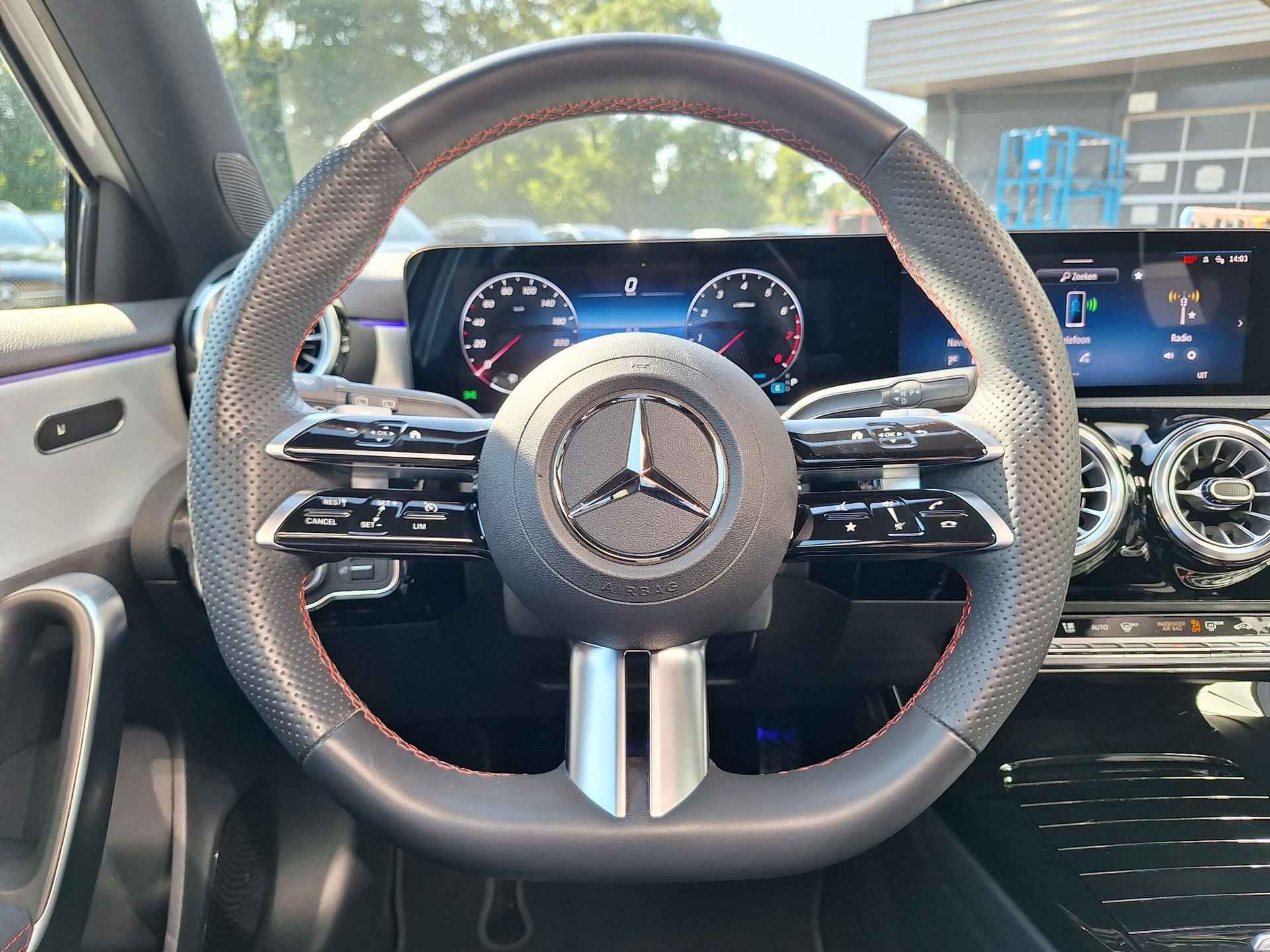 Mercedes-Benz A 180 AMG | Panoramadak | Premium Pakket | Night Pakket | MULTIBEAM LED Koplampen | Apple CarPlay | Android Auto | Achteruitrijcamera | Stoelverwarming | Showmodel SALE - 13/43