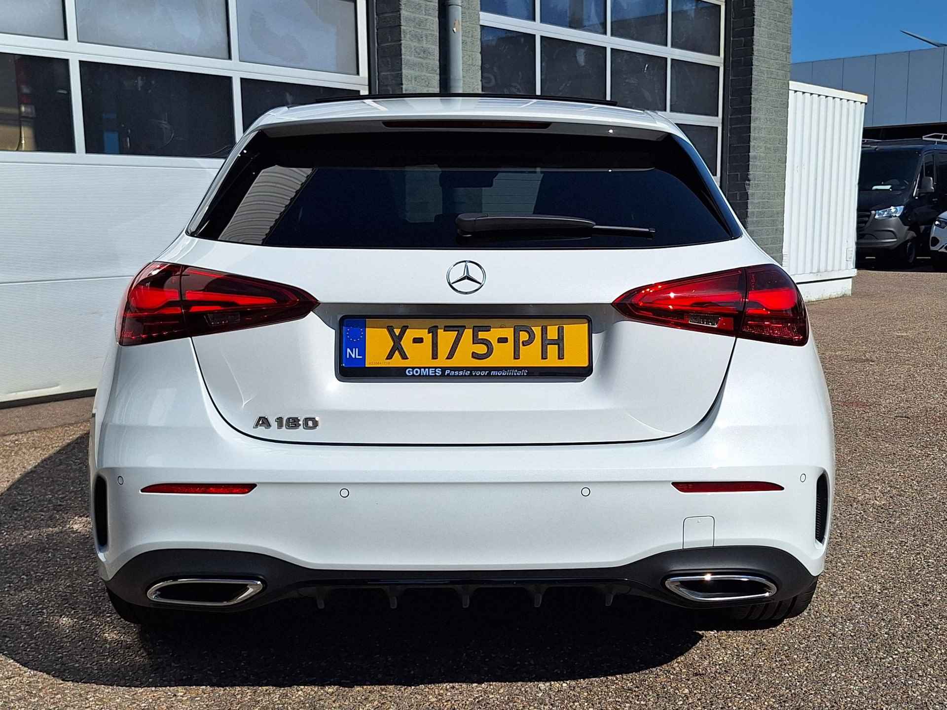 Mercedes-Benz A 180 AMG | Panoramadak | Premium Pakket | Night Pakket | MULTIBEAM LED Koplampen | Apple CarPlay | Android Auto | Achteruitrijcamera | Stoelverwarming | Showmodel SALE - 36/43