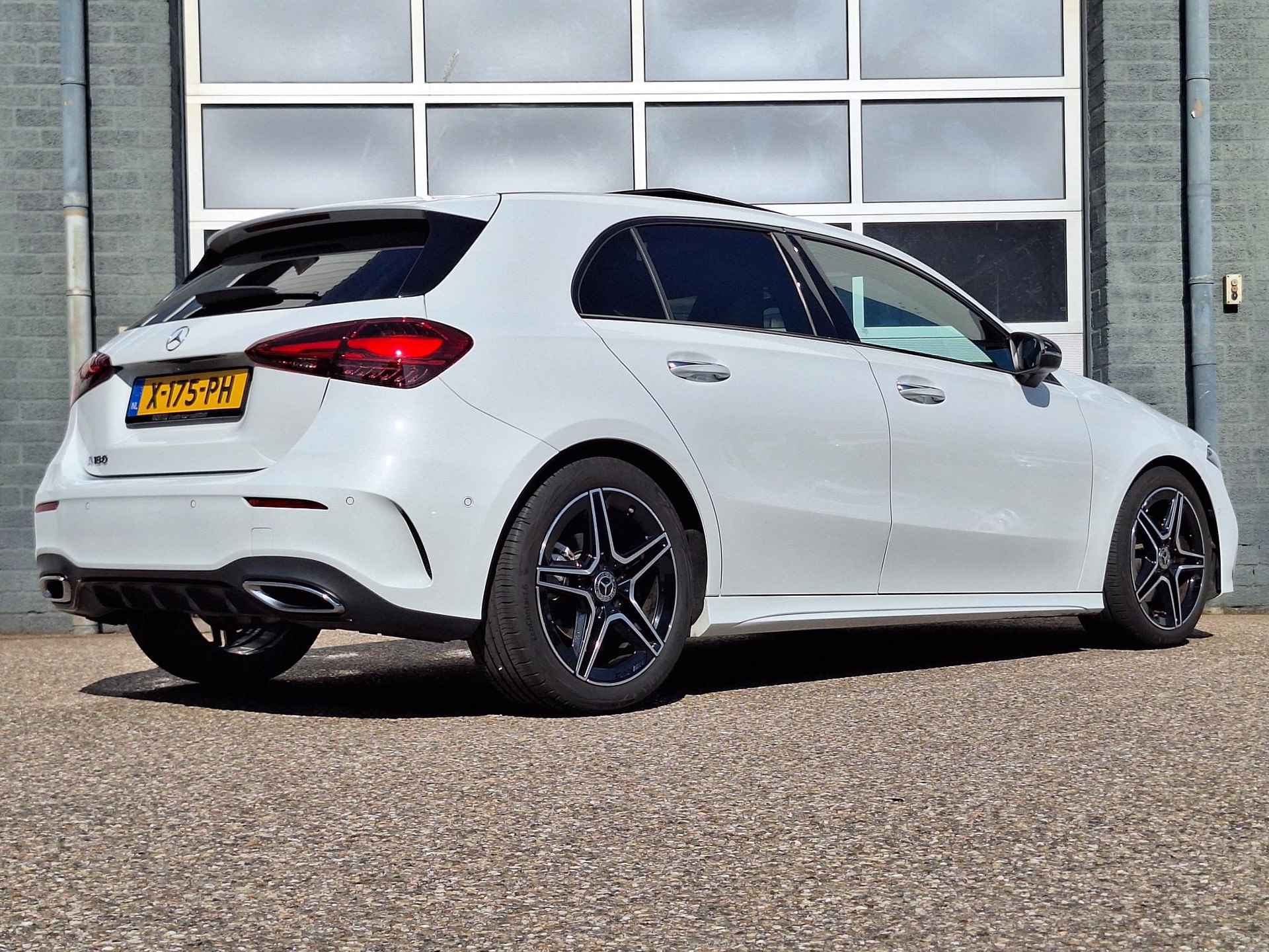 Mercedes-Benz A 180 AMG | Panoramadak | Premium Pakket | Night Pakket | MULTIBEAM LED Koplampen | Apple CarPlay | Android Auto | Achteruitrijcamera | Stoelverwarming | Showmodel SALE - 43/43