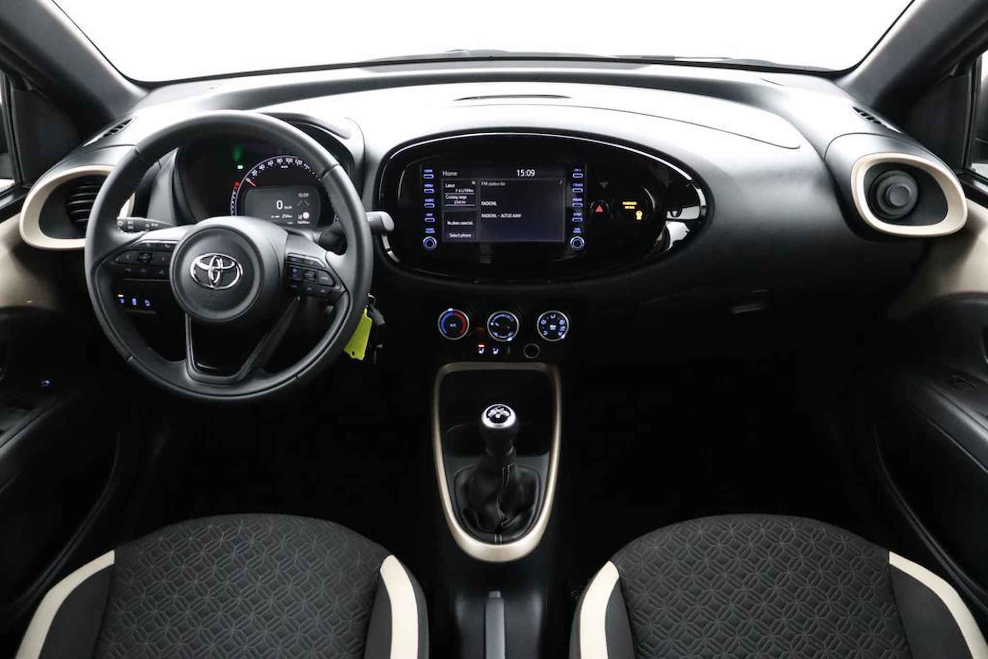 Toyota Aygo X 1.0 VVT-i MT Pulse | Apple Carplay/Android Auto | Stoelverwarming | allseasons banden | - 4/45