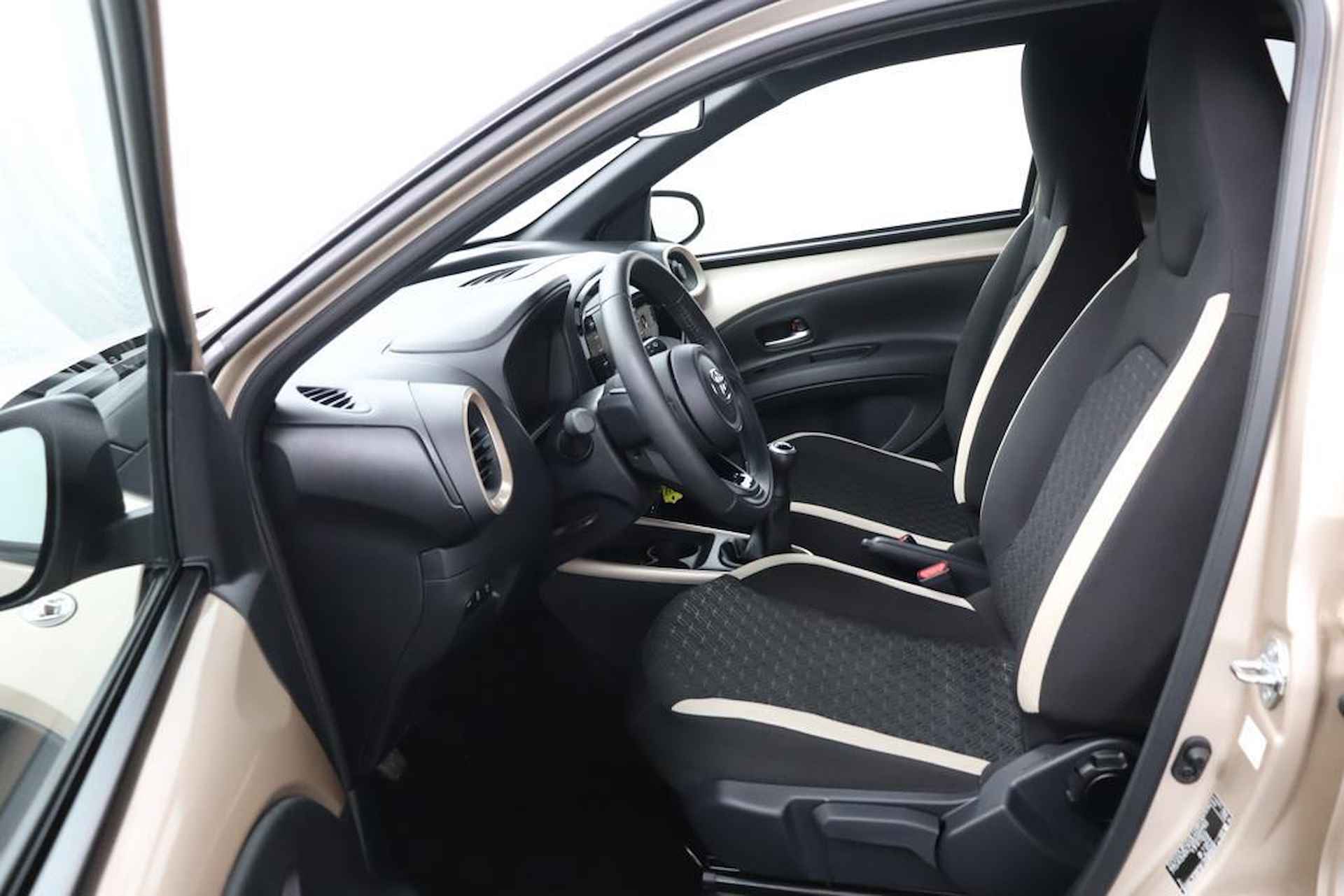 Toyota Aygo X 1.0 VVT-i MT Pulse | Apple Carplay/Android Auto | Stoelverwarming | allseasons banden | - 17/45