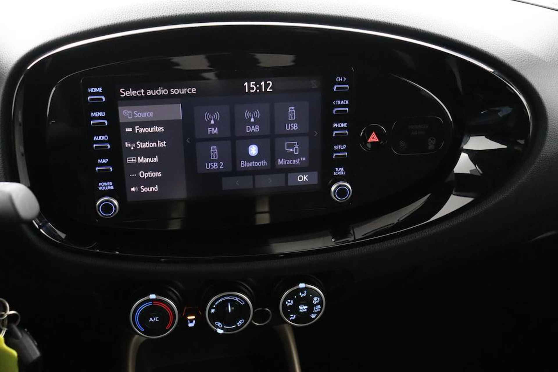 Toyota Aygo X 1.0 VVT-i MT Pulse | Apple Carplay/Android Auto | Stoelverwarming | allseasons banden | - 40/45
