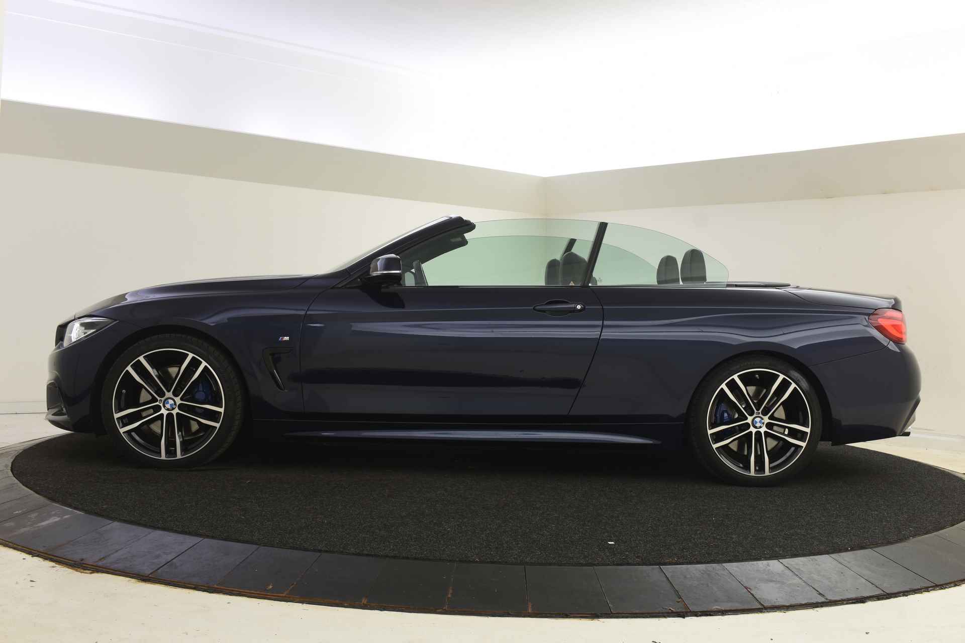 BMW 4 Serie Cabrio 420i High Executive M Sport Automaat / Sportstoelen / Achteruitrijcamera / Head-Up / Park Assistant / Navigatie Professional / LED / Stoelverwarming - 4/54