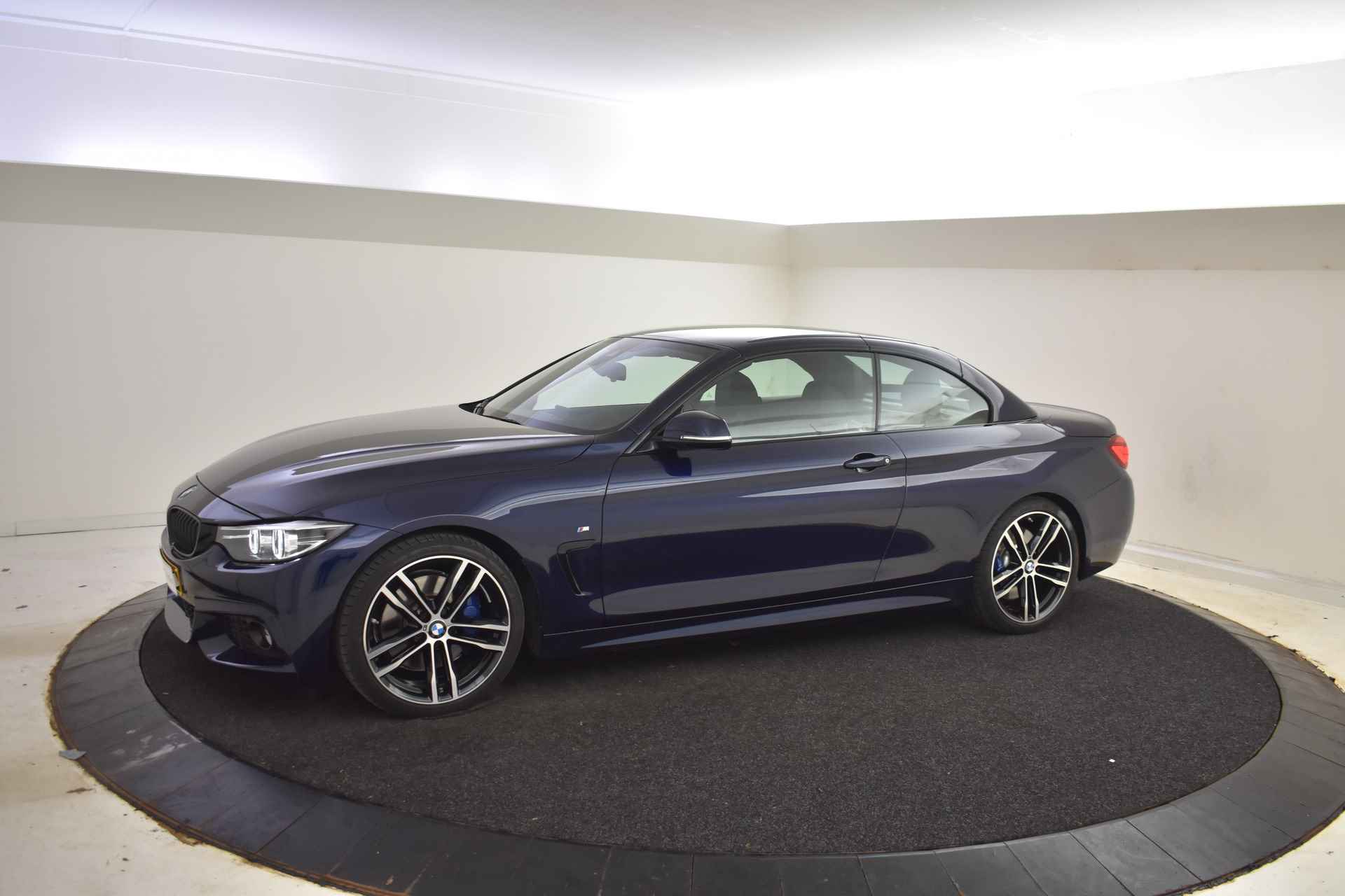 BMW 4 Serie Cabrio 420i High Executive M Sport Automaat / Sportstoelen / Achteruitrijcamera / Head-Up / Park Assistant / Navigatie Professional / LED / Stoelverwarming - 51/54