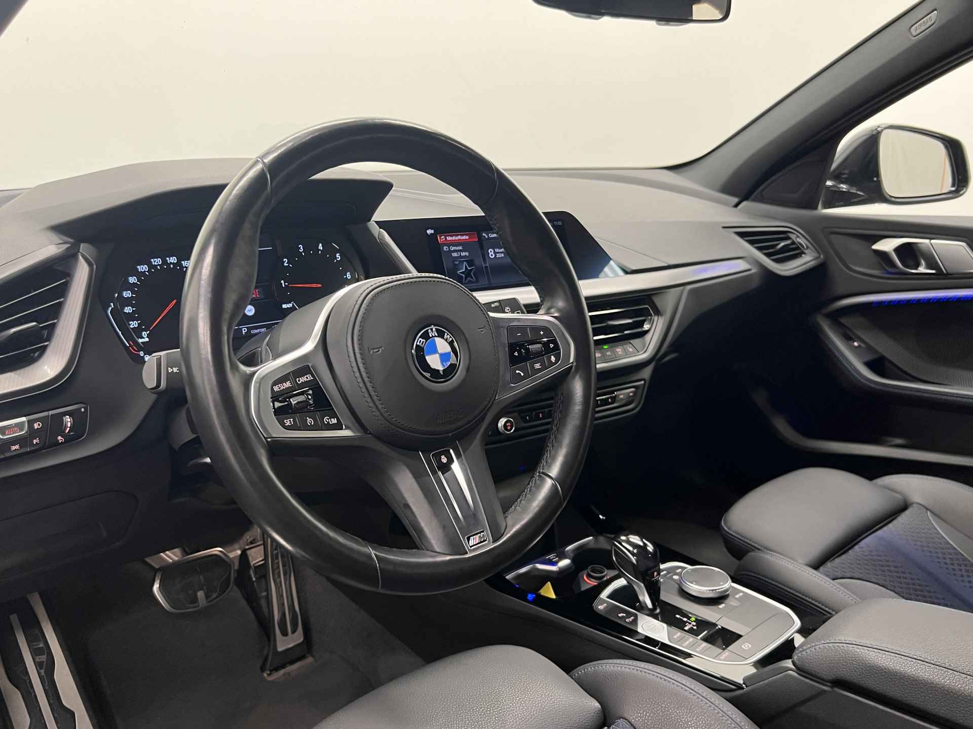 BMW 1-serie 118i High Executive Edition M Sport | NAVIGATIE | STUUR-/STOELVERWARMING | LED | M SPORT | - 2/54