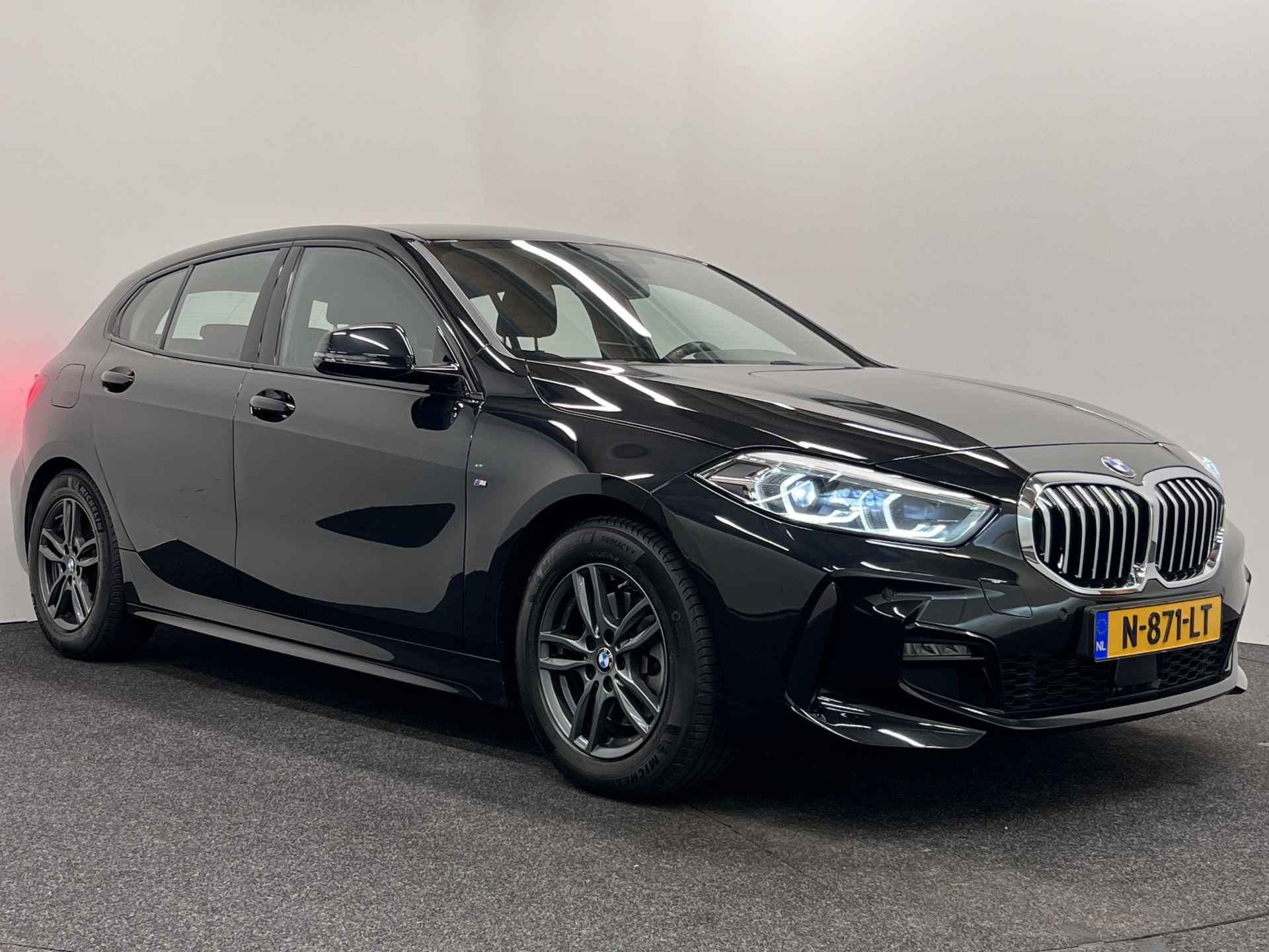 BMW 1-serie 118i High Executive Edition M Sport | NAVIGATIE | STUUR-/STOELVERWARMING | LED | M SPORT | - 47/54